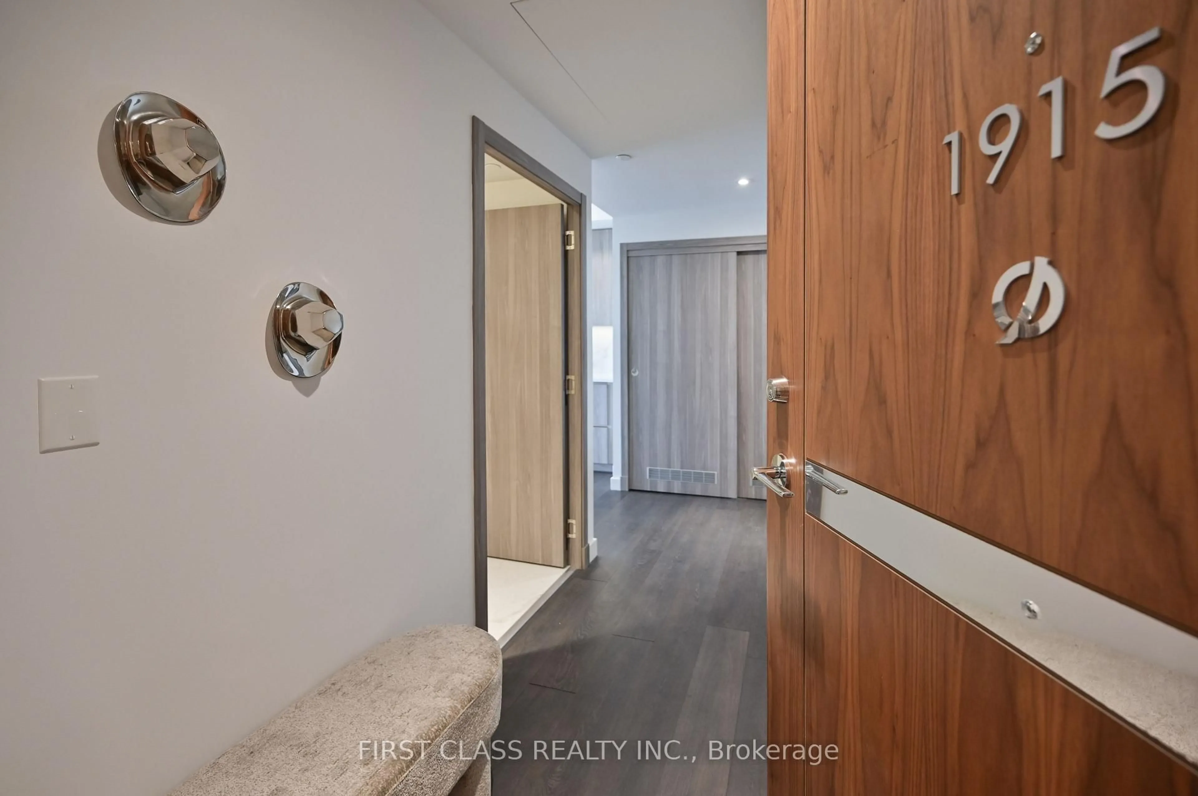 Indoor entryway for 27 McMahon Dr #1915, Toronto Ontario M2K 0J2