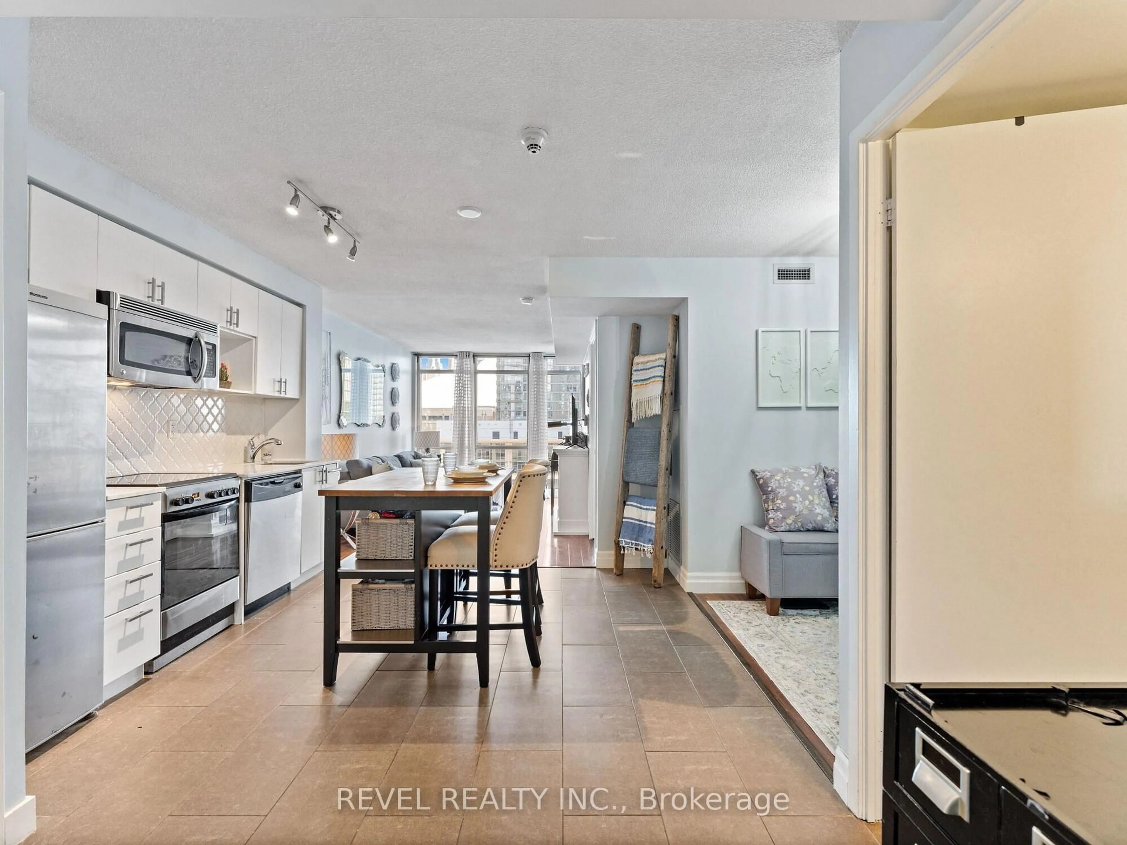 Open concept kitchen, ceramic/tile floor for 15 Fort York Blvd #1208, Toronto Ontario M5V 3Y4