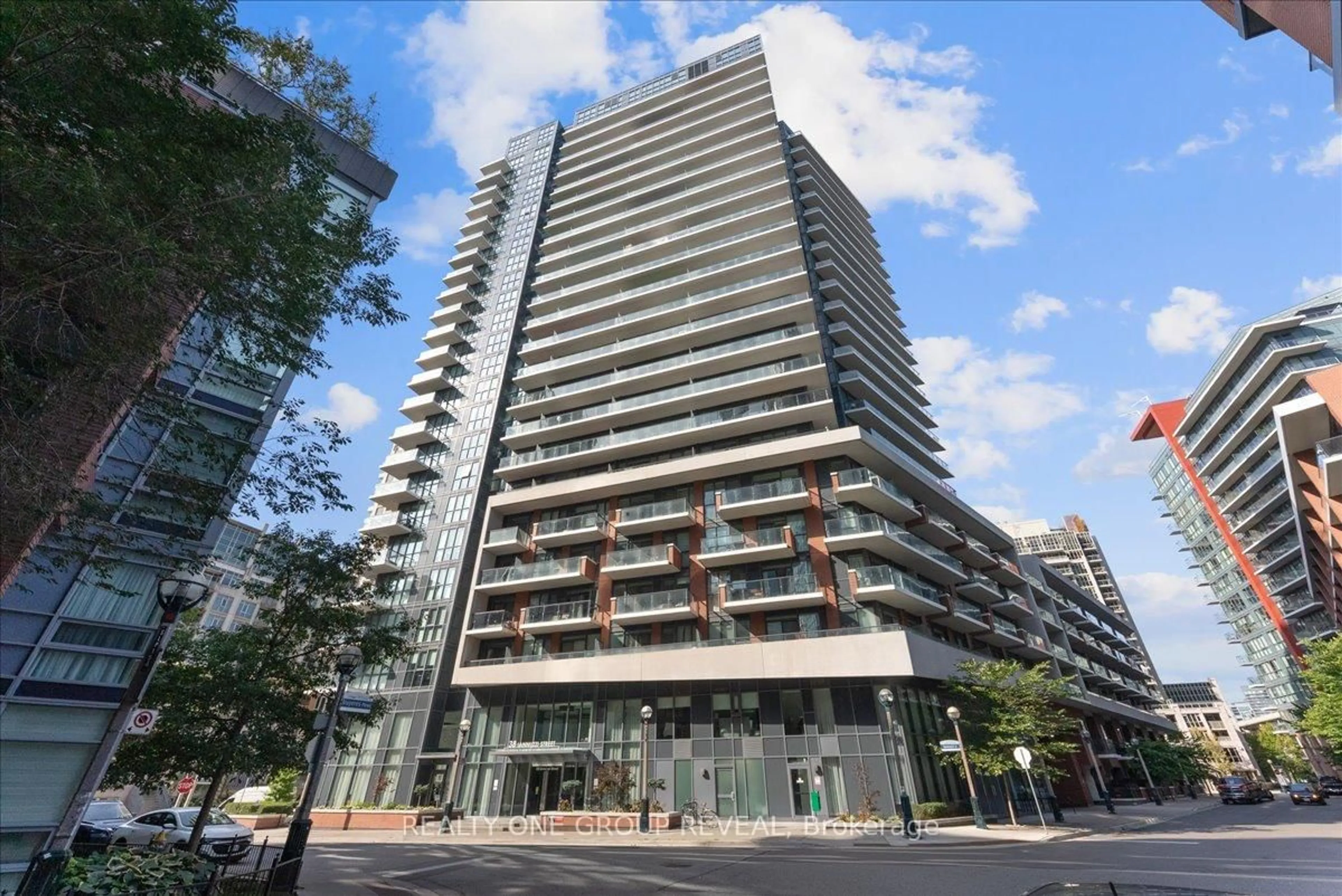 Indoor foyer for 38 Iannuzzi St #341, Toronto Ontario M5V 0J2