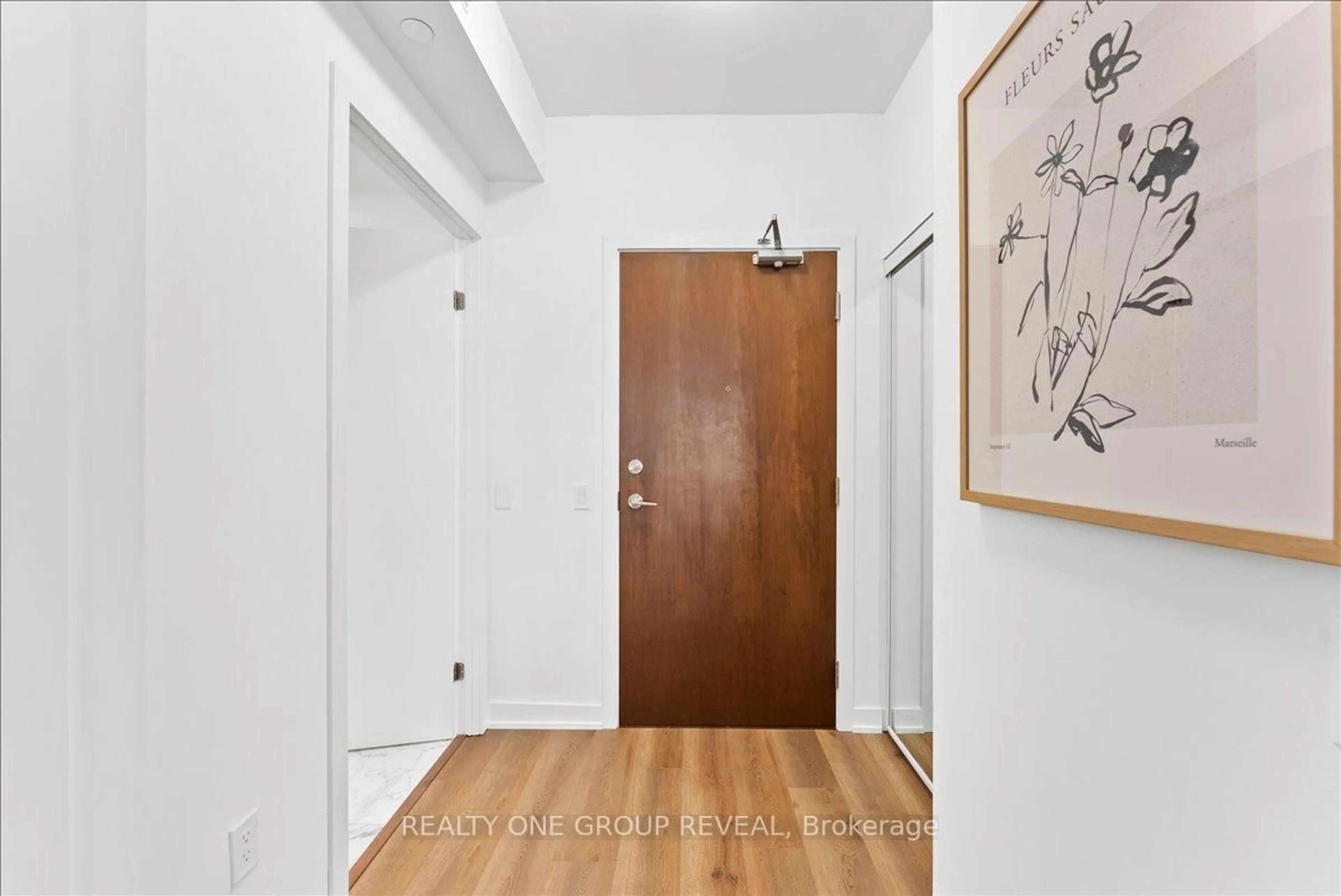 Indoor entryway for 38 Iannuzzi St #341, Toronto Ontario M5V 0J2