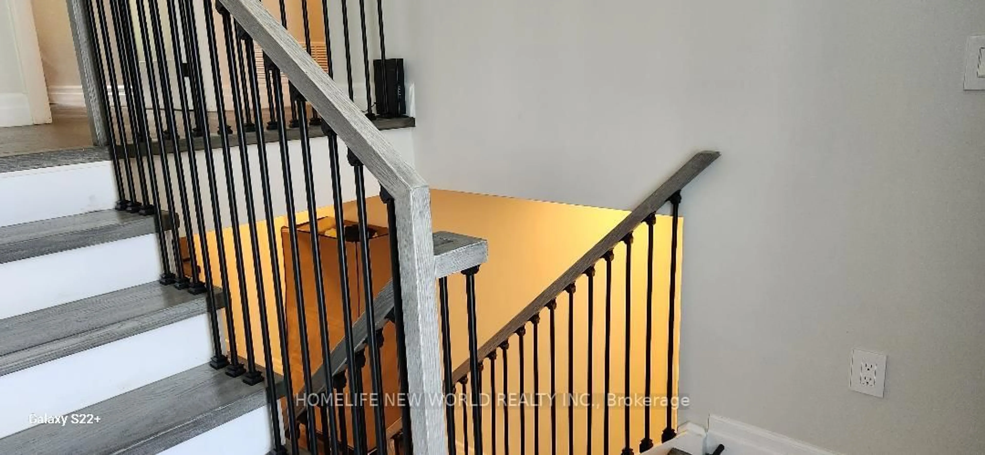 Stairs for 37 Shouldice Crt, Toronto Ontario M2L 2S3