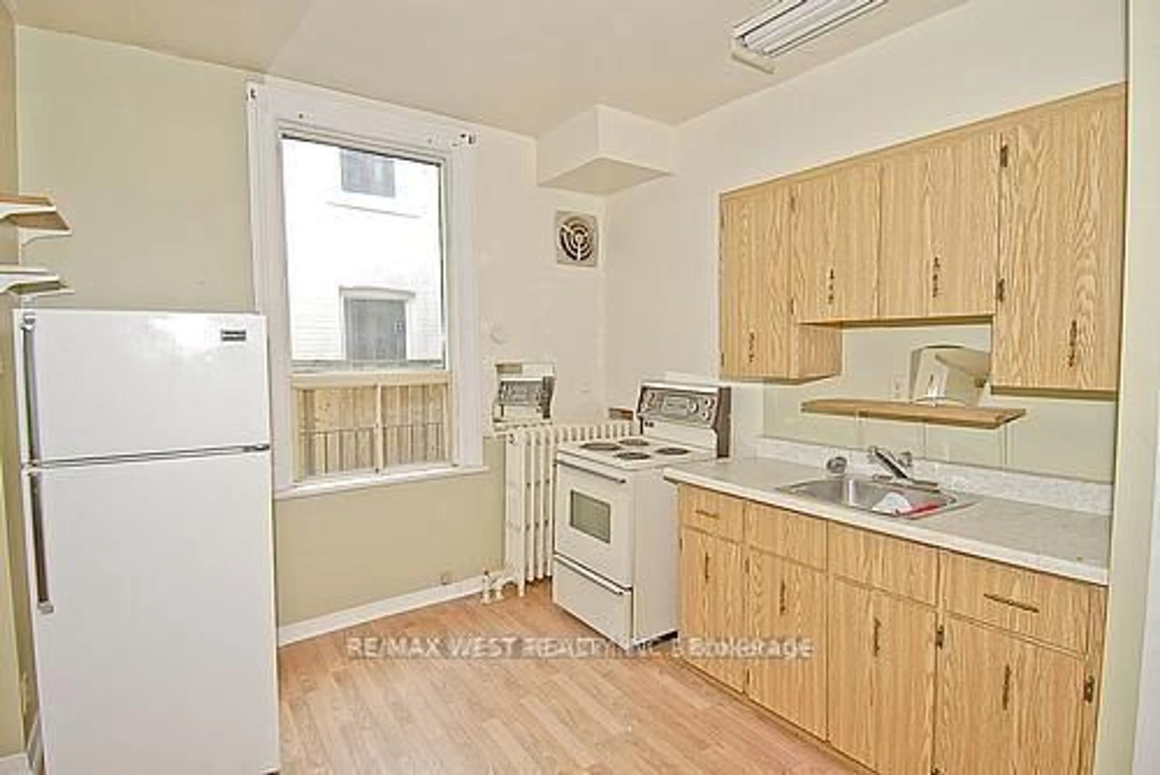 Standard kitchen, unknown for 124 Baldwin St, Toronto Ontario M5T 1L6