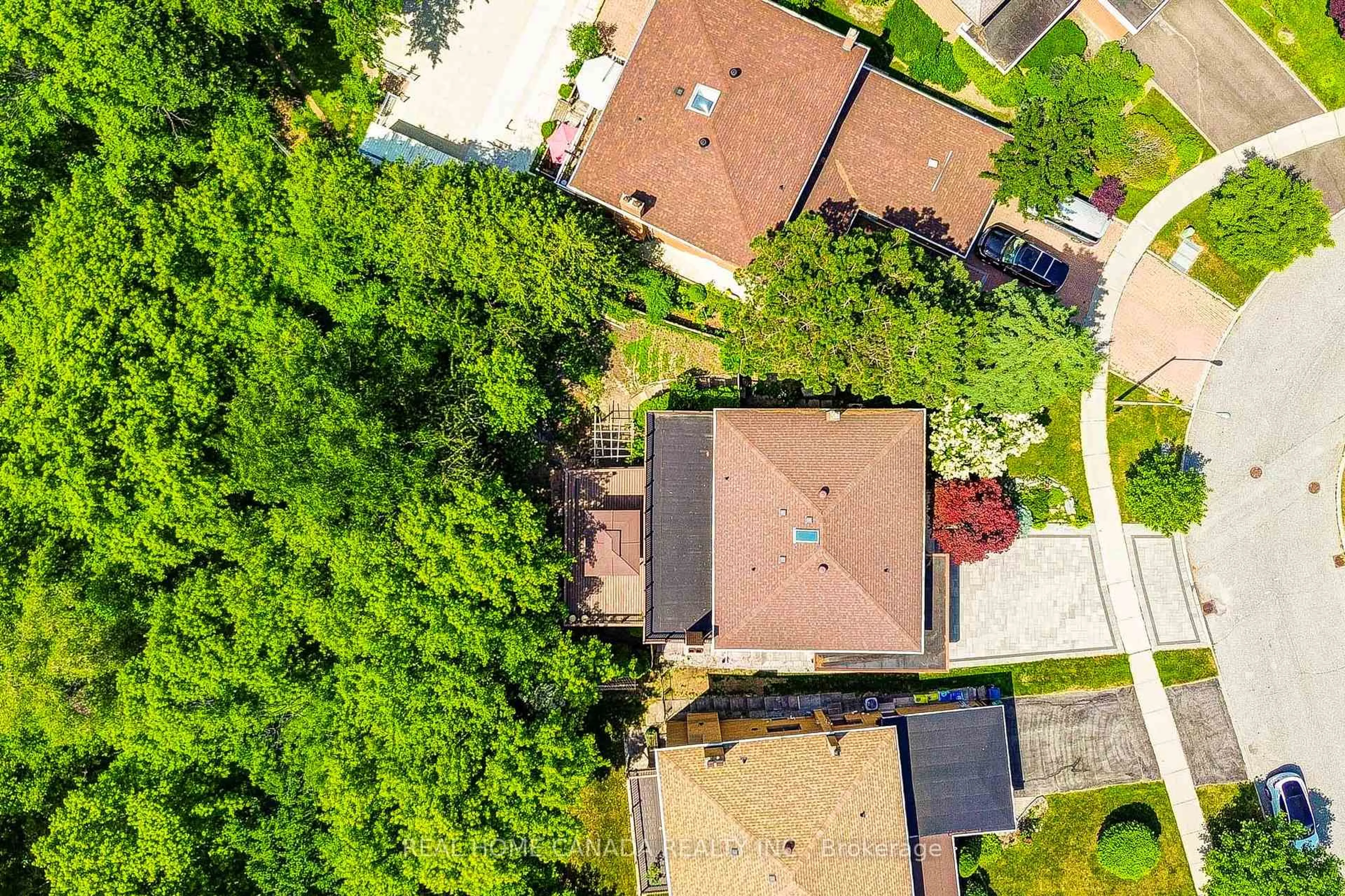 A pic from outside/outdoor area/front of a property/back of a property/a pic from drone, street for 20 Saddletree Dr, Toronto Ontario M2H 3L3