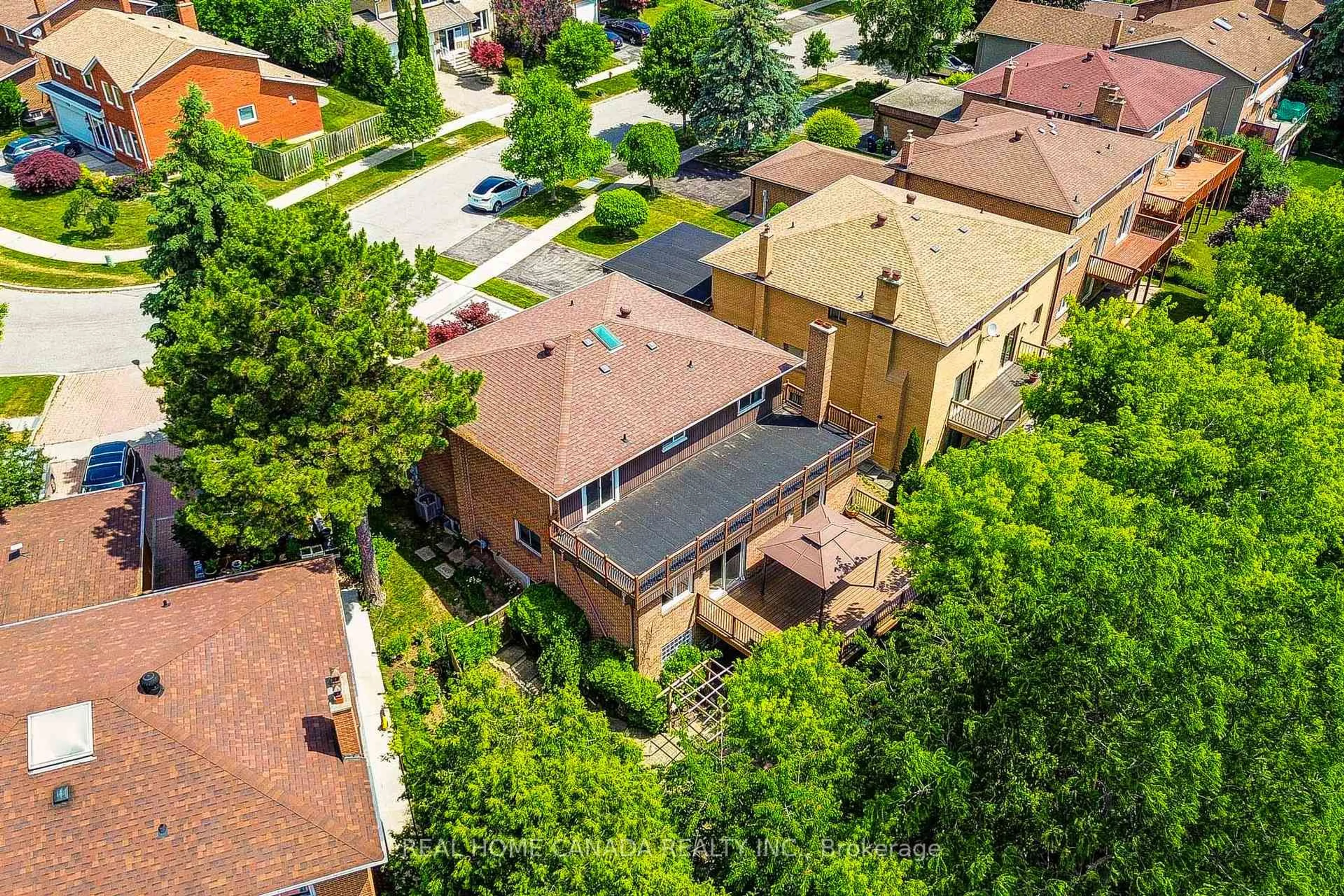 A pic from outside/outdoor area/front of a property/back of a property/a pic from drone, street for 20 Saddletree Dr, Toronto Ontario M2H 3L3