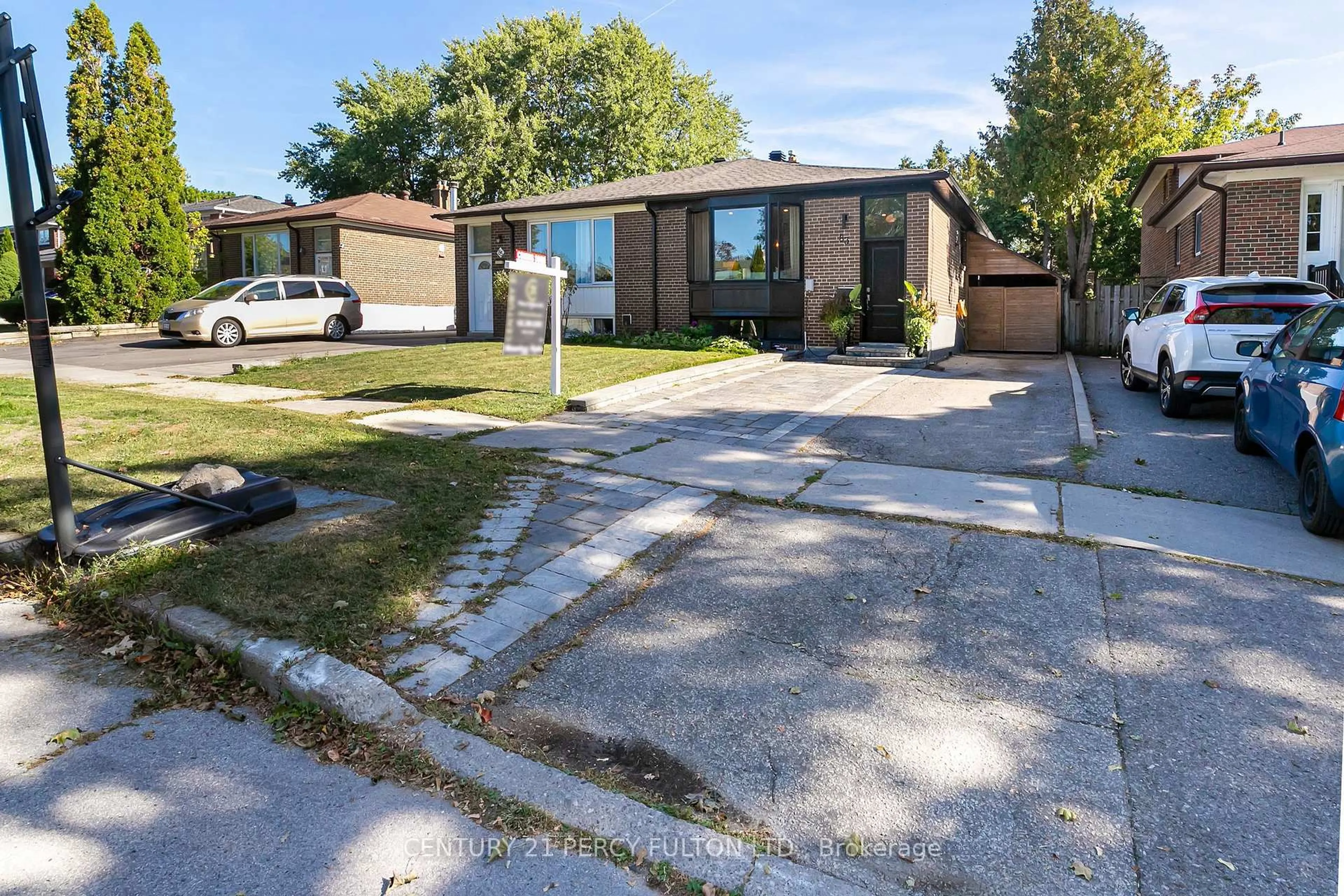 A pic from outside/outdoor area/front of a property/back of a property/a pic from drone, street for 83 Cairnside Cres, Toronto Ontario M2J 3M9