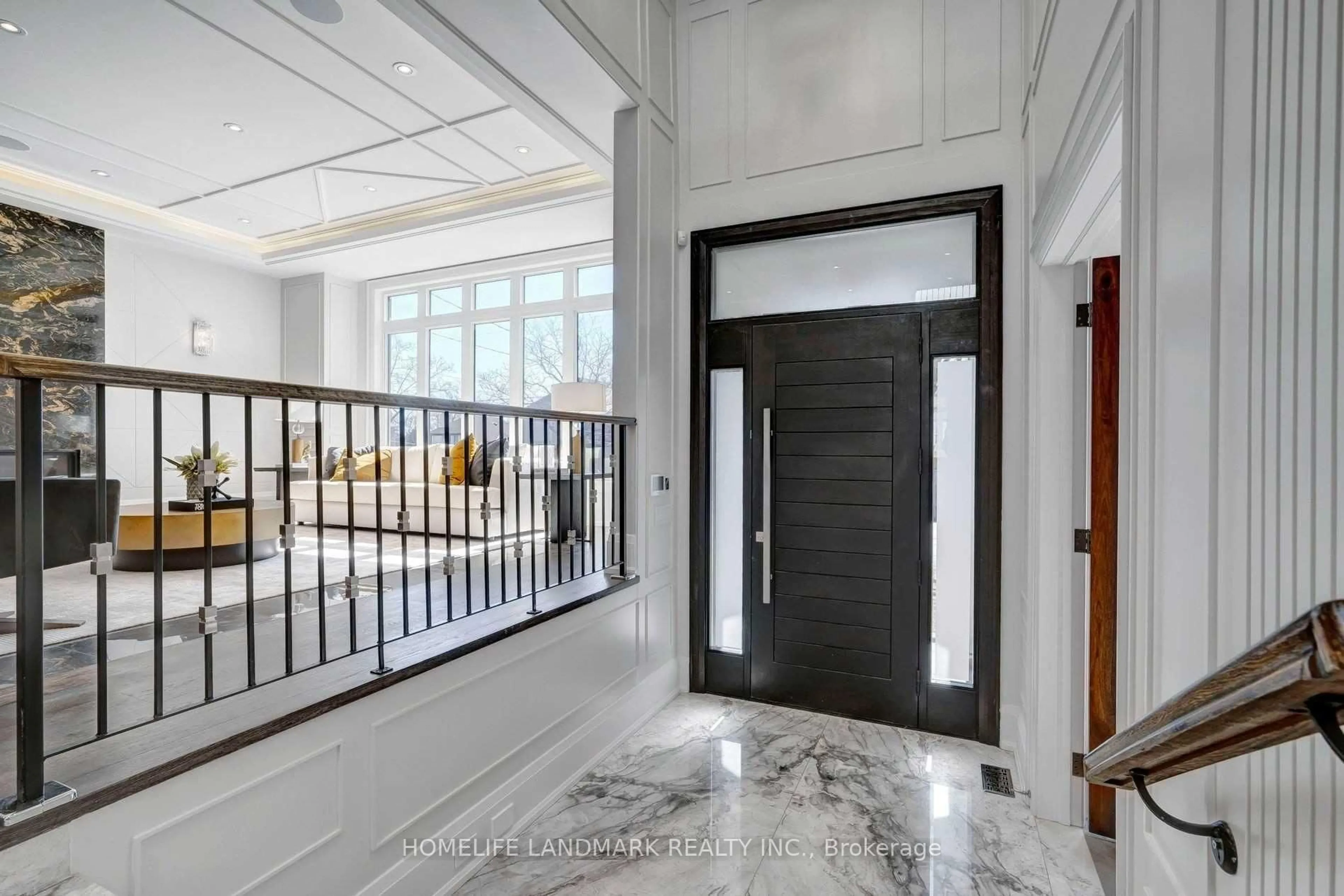 Indoor foyer for 120 Byng Ave, Toronto Ontario M2N 4K4