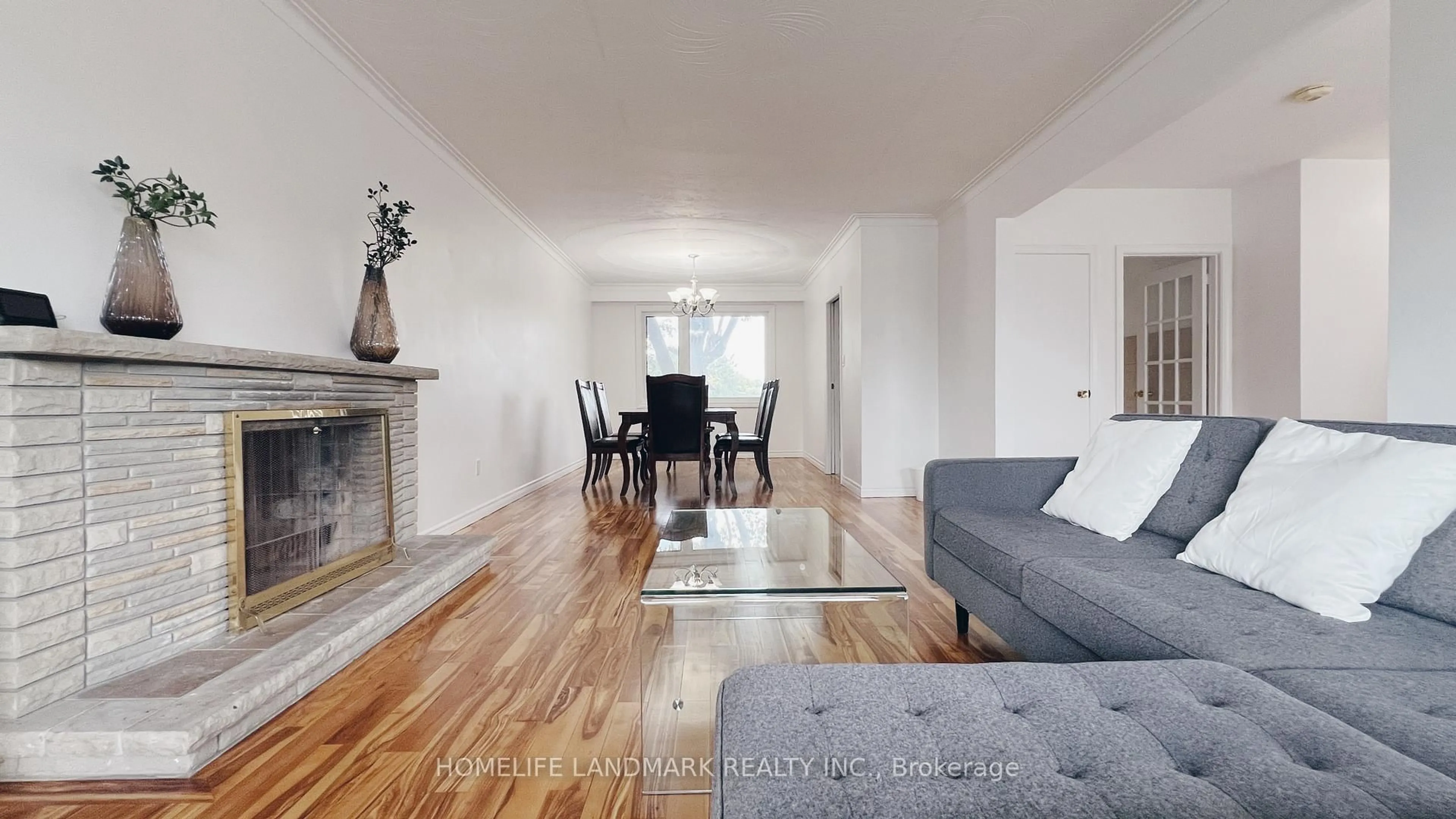 Living room with furniture, unknown for 10 Silverview Dr, Toronto Ontario M2M 2B2