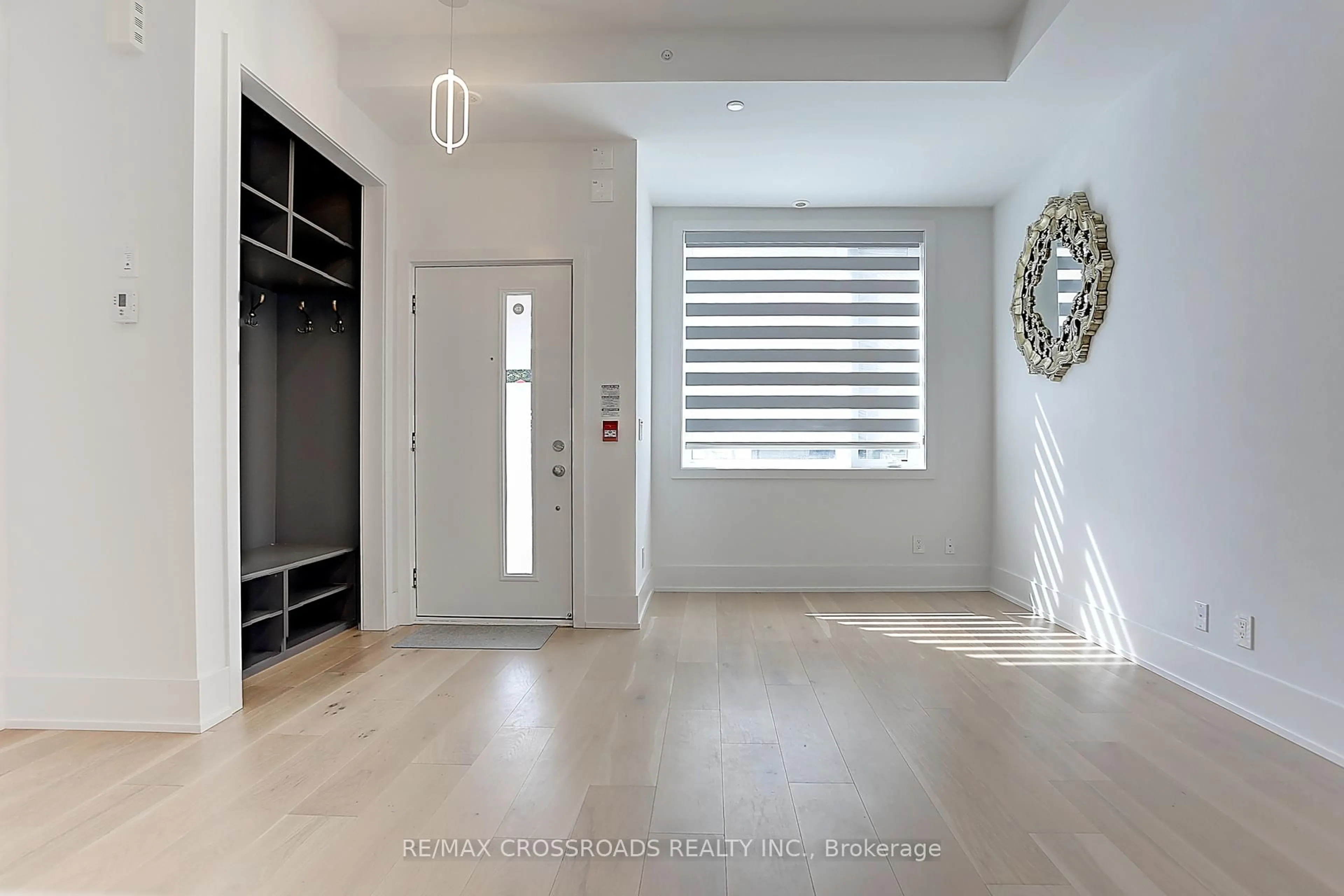 Indoor entryway for 270 Davenport Rd #TH3, Toronto Ontario M5R 0C1