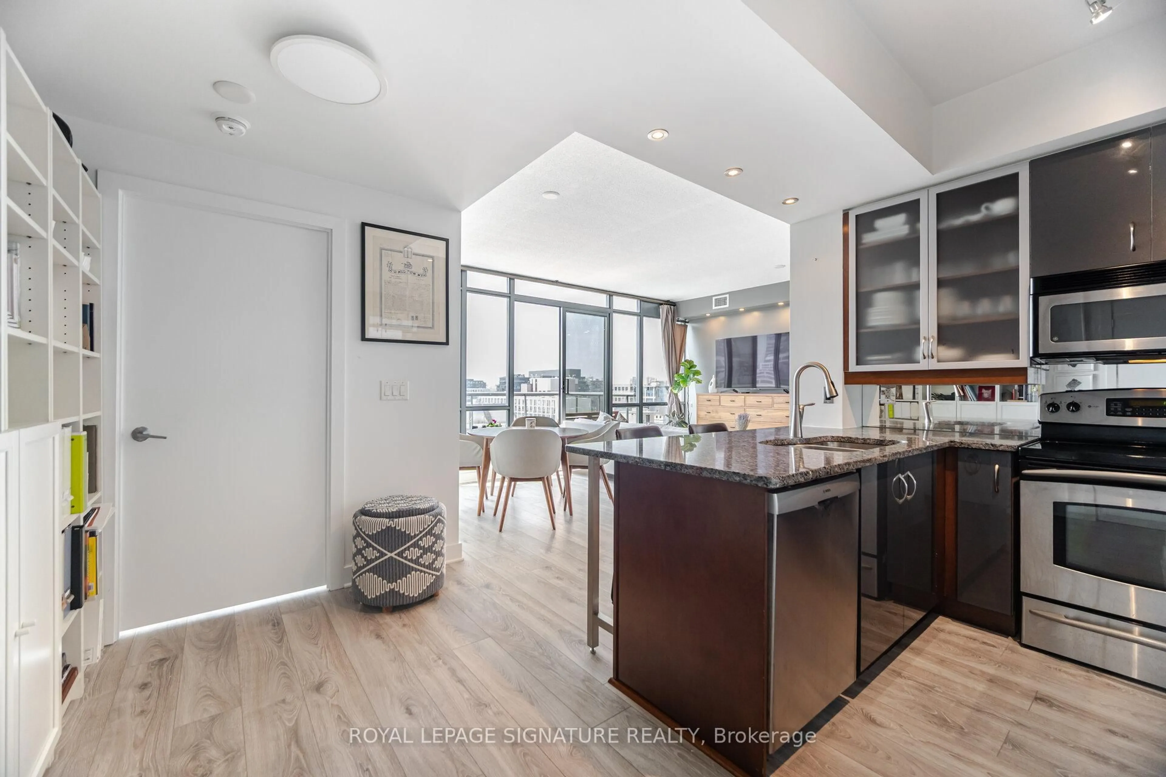 Open concept kitchen, unknown for 438 King St #1405, Toronto Ontario M5V 3T9