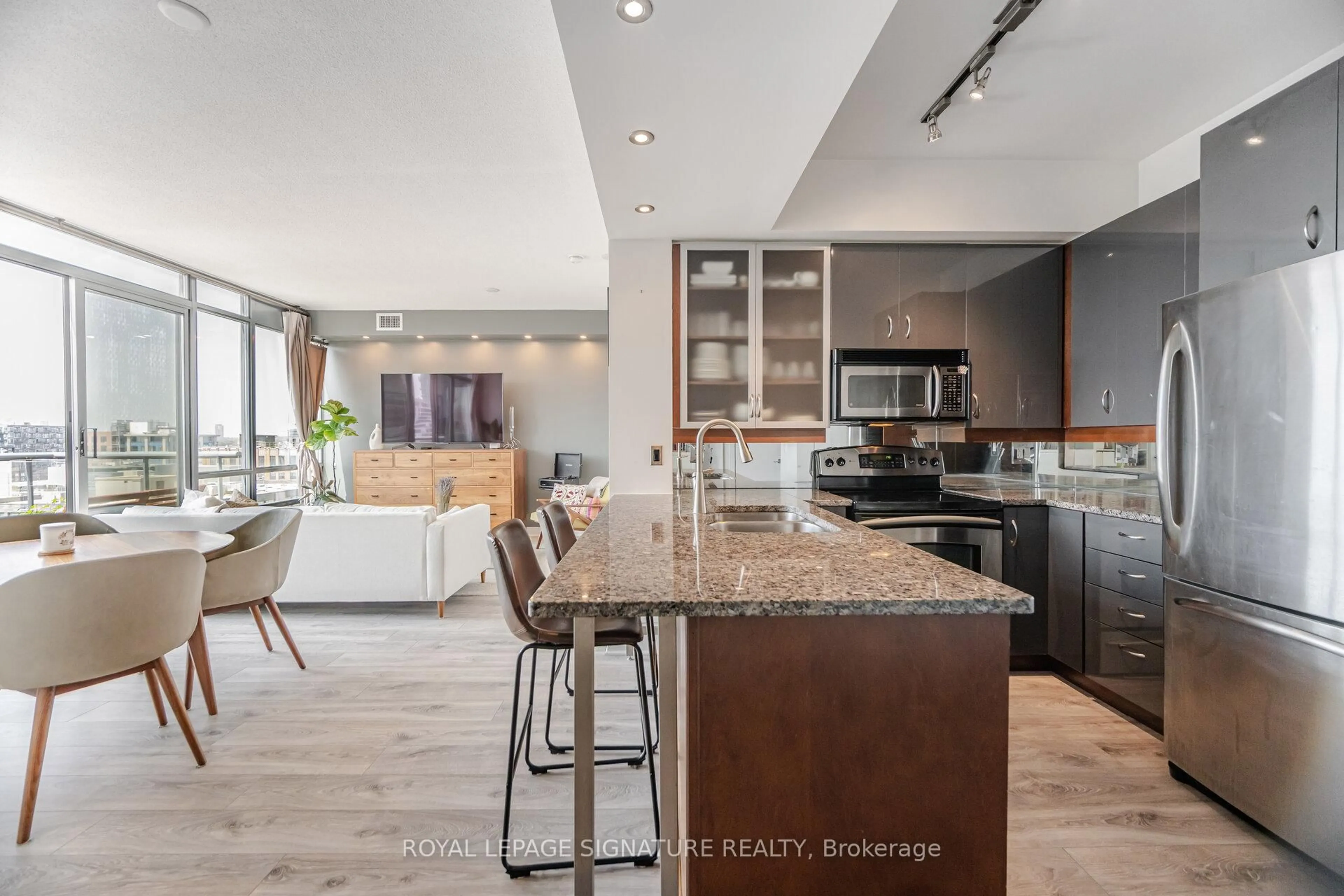 Open concept kitchen, unknown for 438 King St #1405, Toronto Ontario M5V 3T9