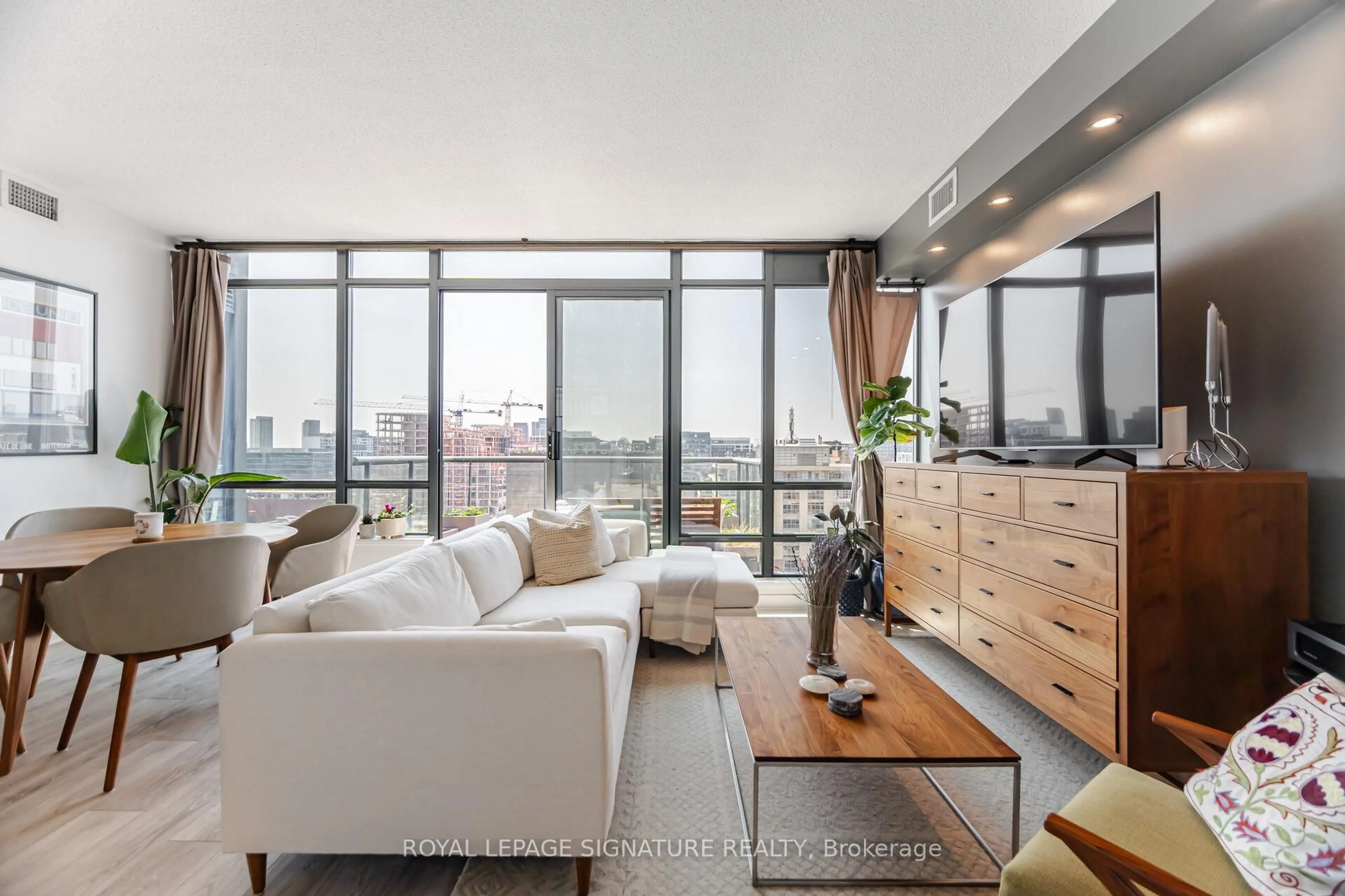 Living room with furniture, unknown for 438 King St #1405, Toronto Ontario M5V 3T9