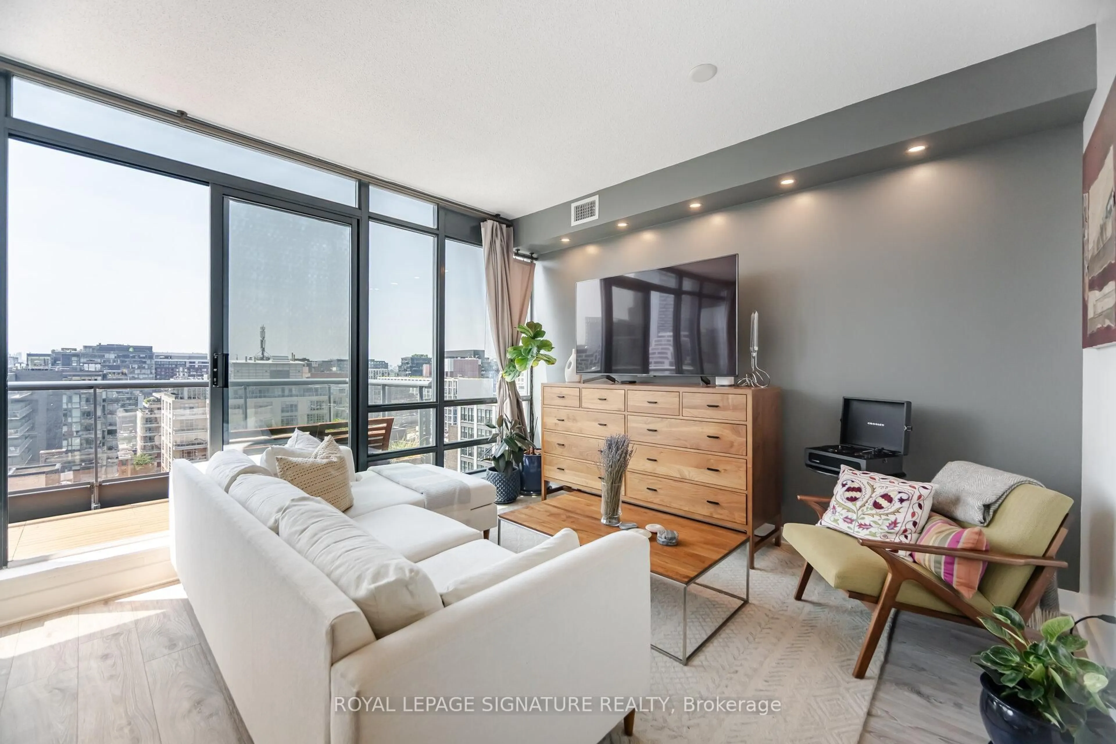 Living room with furniture, unknown for 438 King St #1405, Toronto Ontario M5V 3T9