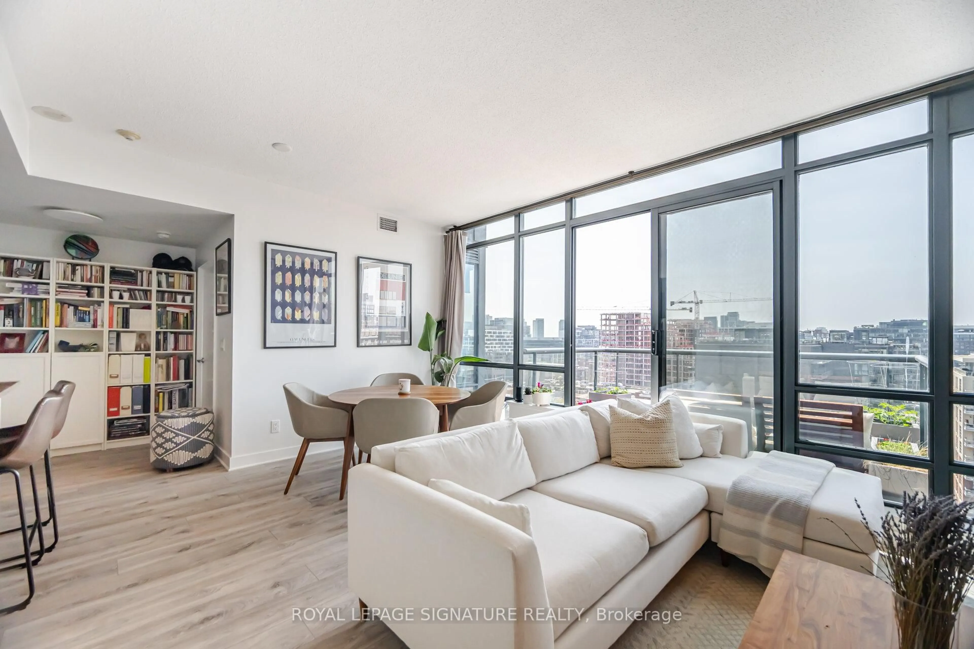 Living room with furniture, unknown for 438 King St #1405, Toronto Ontario M5V 3T9