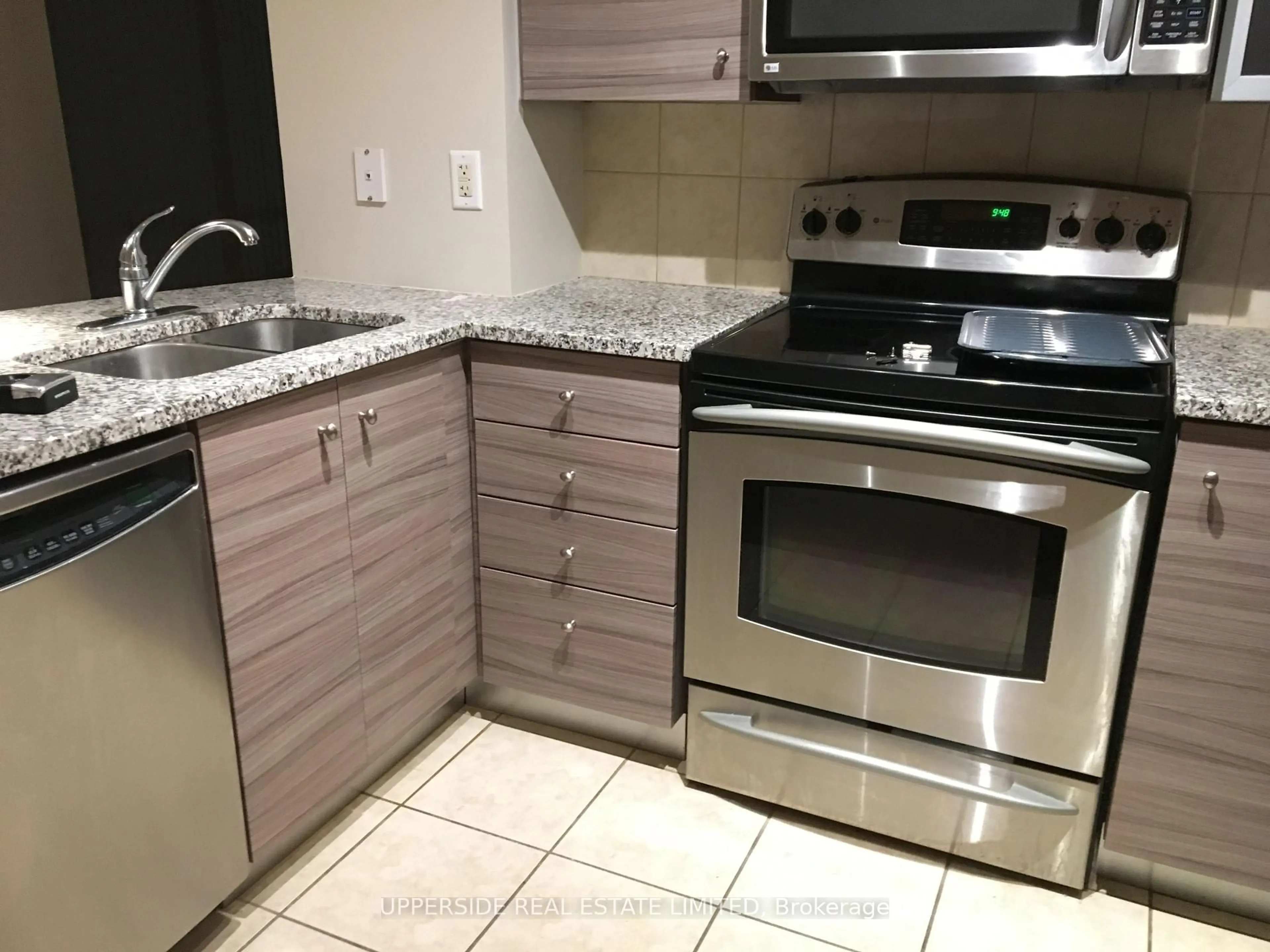 Standard kitchen, ceramic/tile floor for 18 Yorkville Ave #502, Toronto Ontario M4W 3Y8