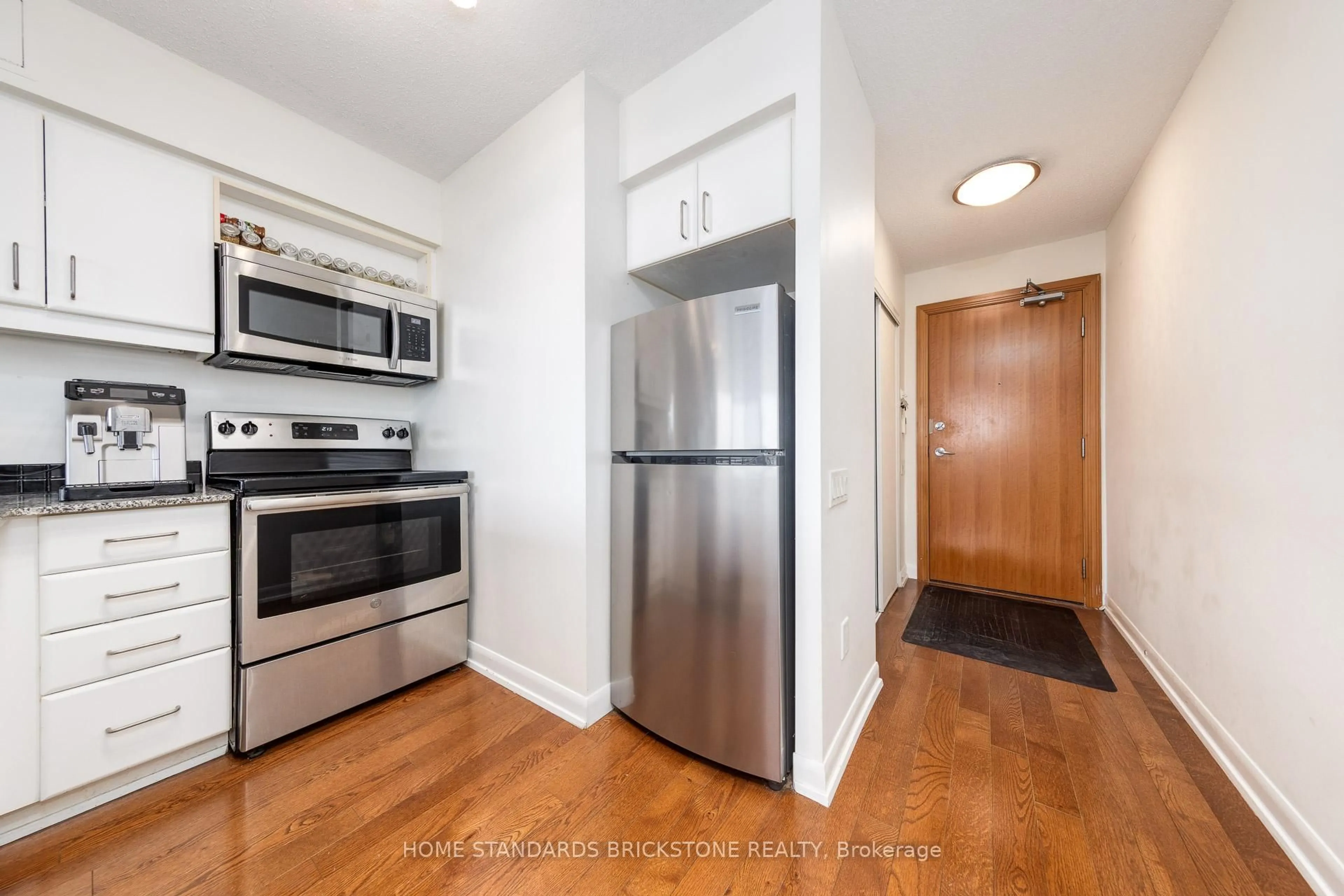 Standard kitchen, wood/laminate floor for 33 Sheppard Ave #2712, Toronto Ontario M2N 7K1