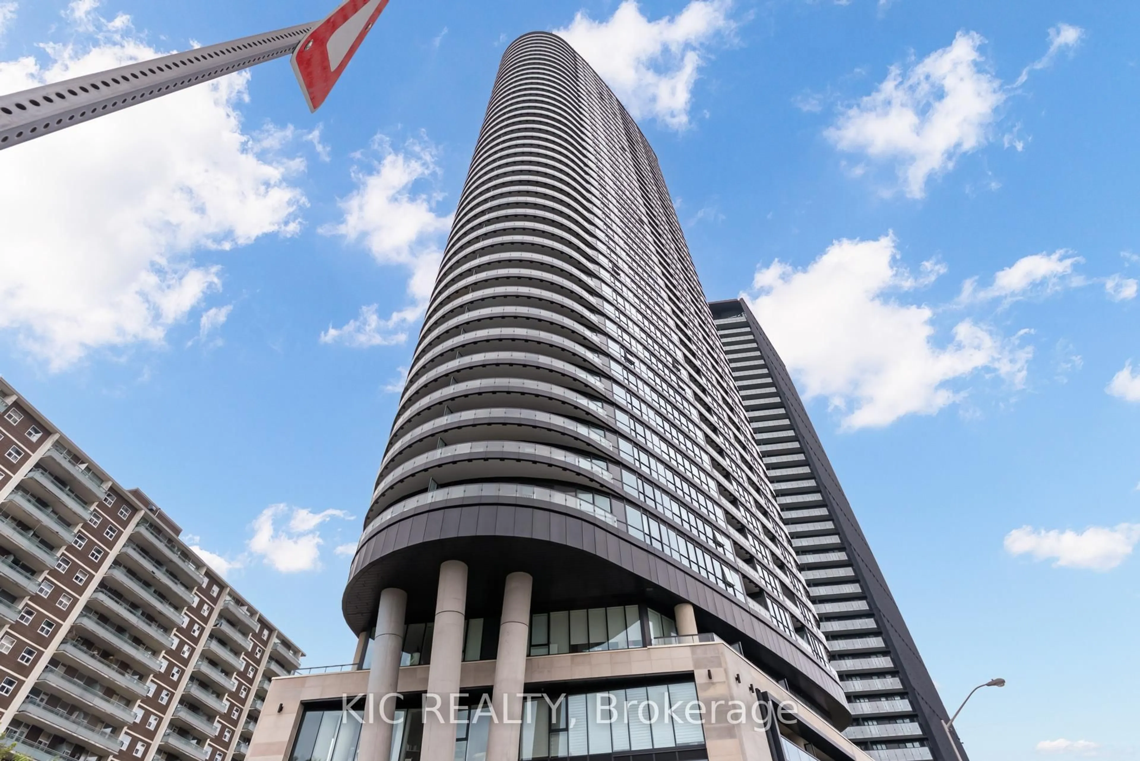 Indoor foyer for 585 Bloor St #3923, Toronto Ontario M4W 0B3