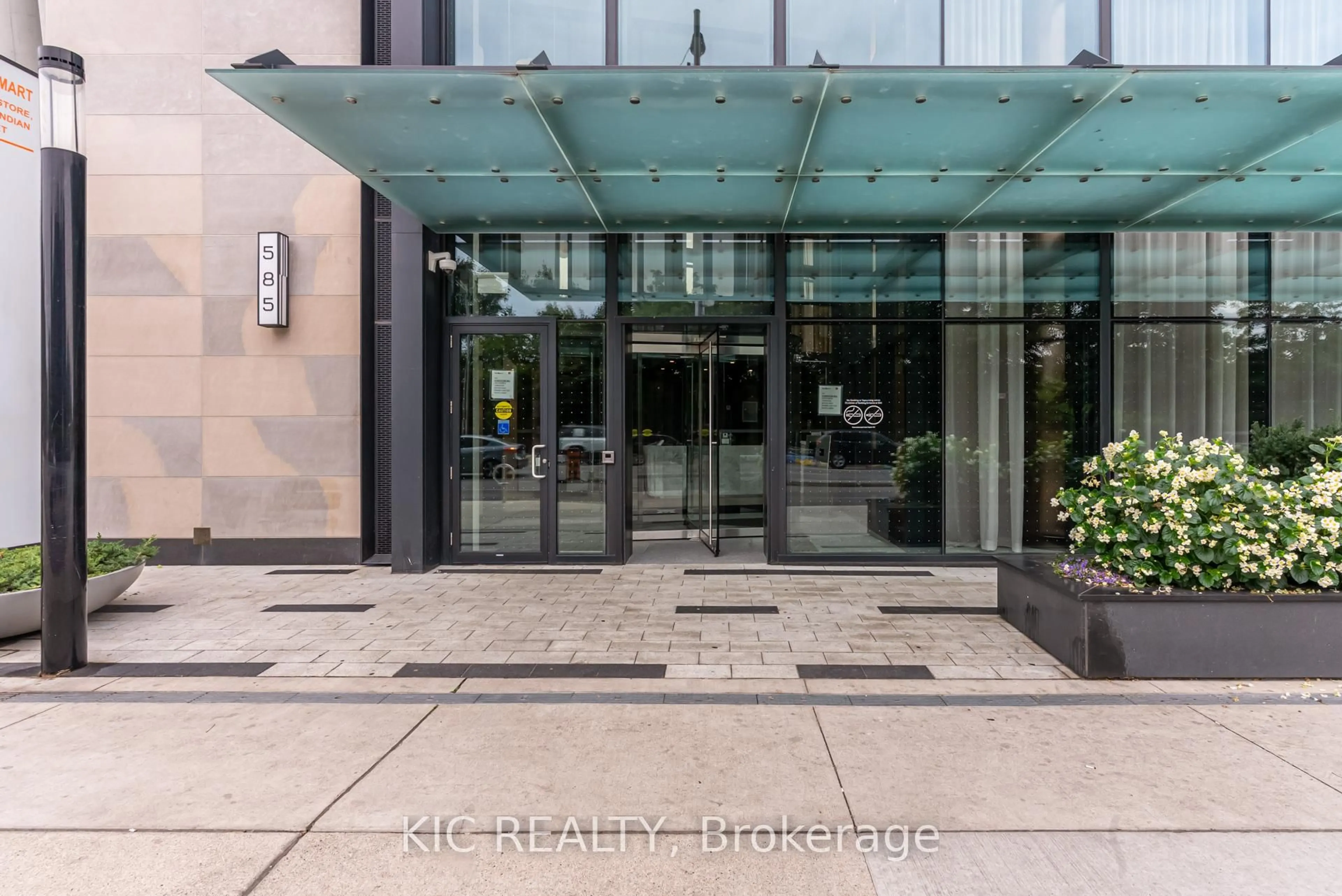 Indoor foyer for 585 Bloor St #3923, Toronto Ontario M4W 0B3