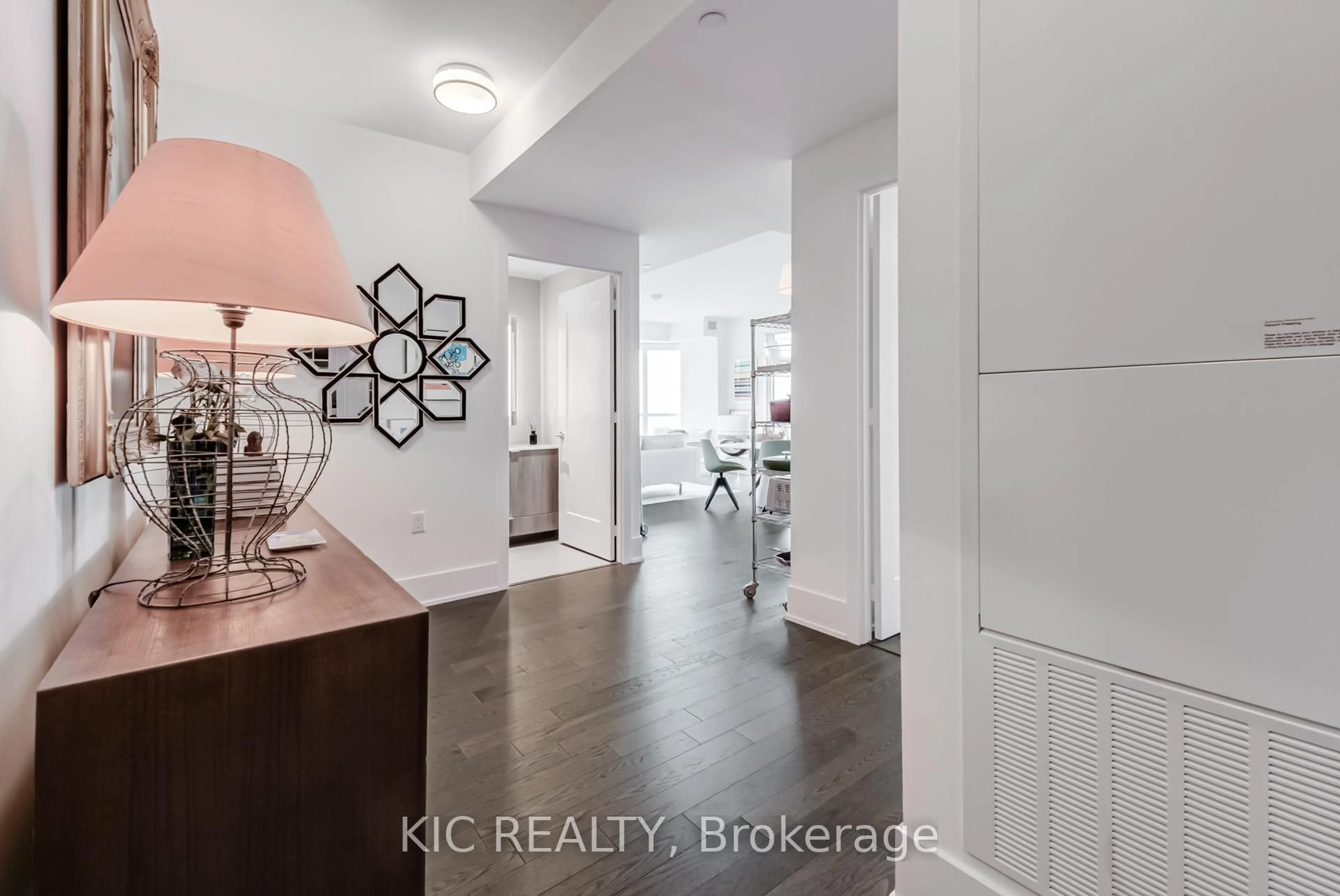Indoor entryway for 585 Bloor St #3923, Toronto Ontario M4W 0B3