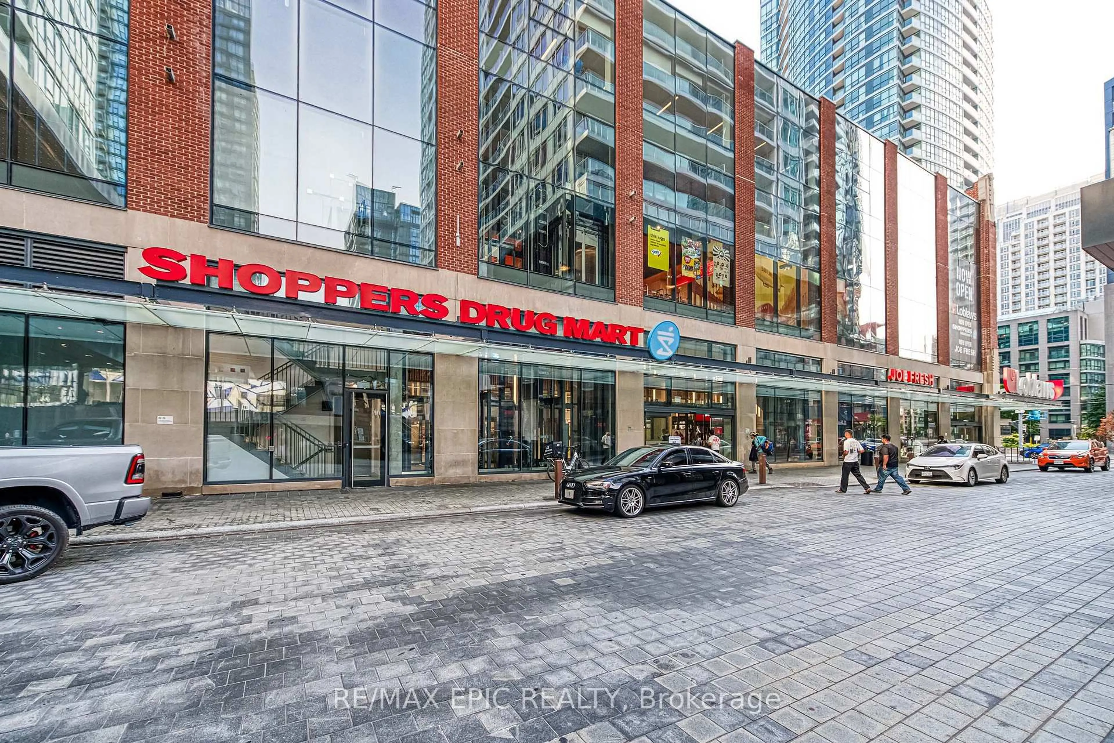 Indoor foyer for 17 Bathurst St #810, Toronto Ontario M5V 0N1