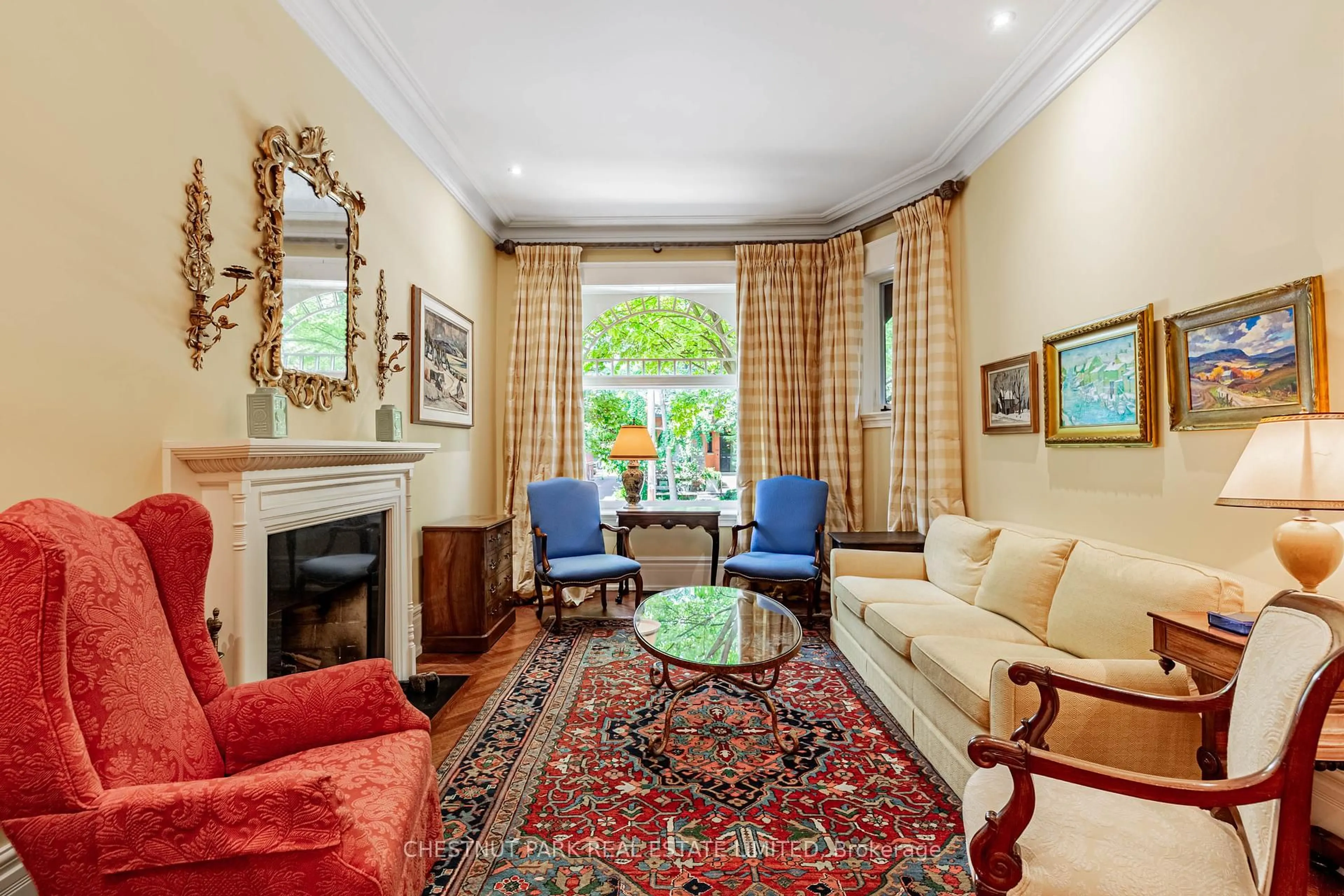 Living room with furniture, carpet floor for 13 Admiral Rd, Toronto Ontario M5R 2L4