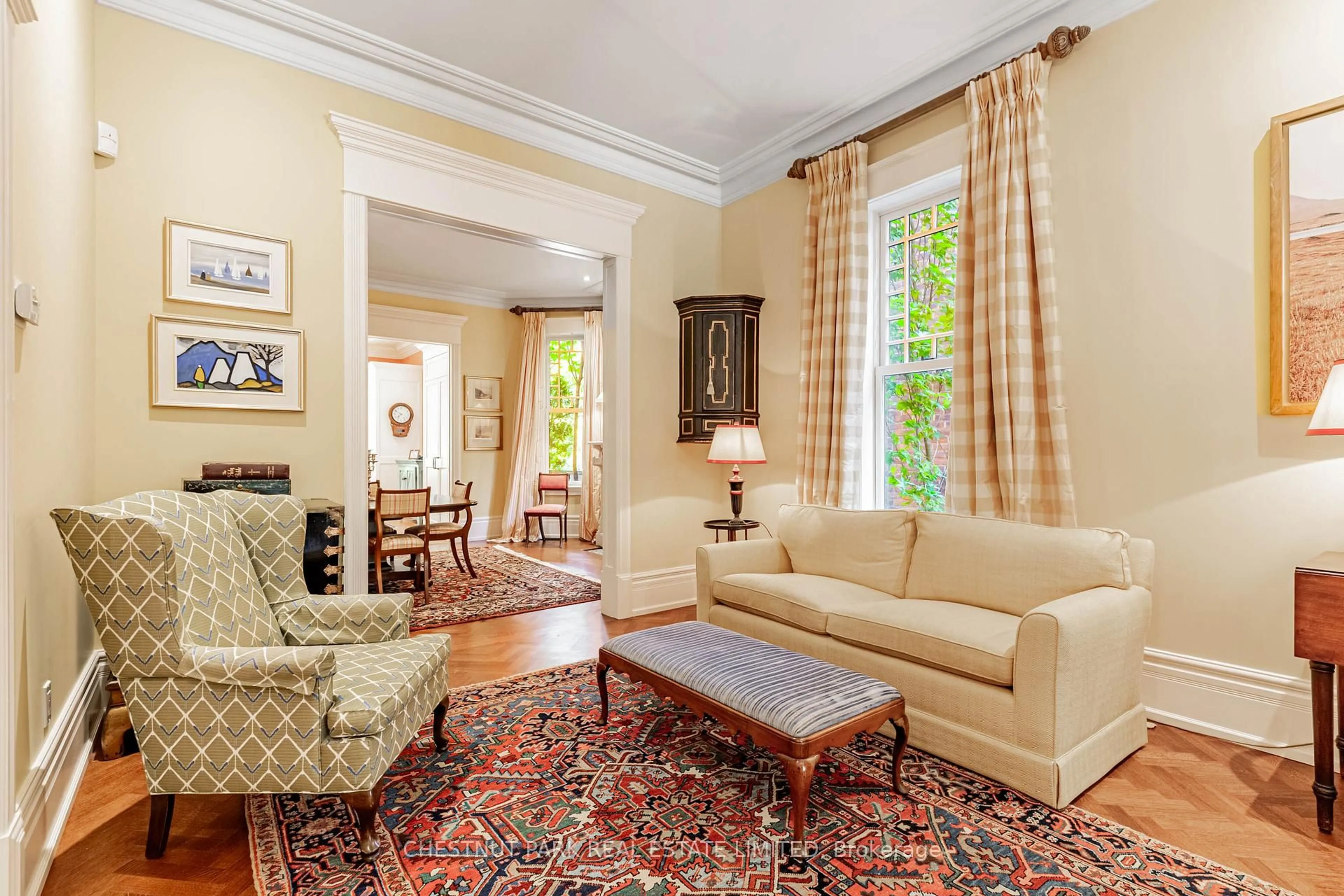 Living room with furniture, carpet floor for 13 Admiral Rd, Toronto Ontario M5R 2L4