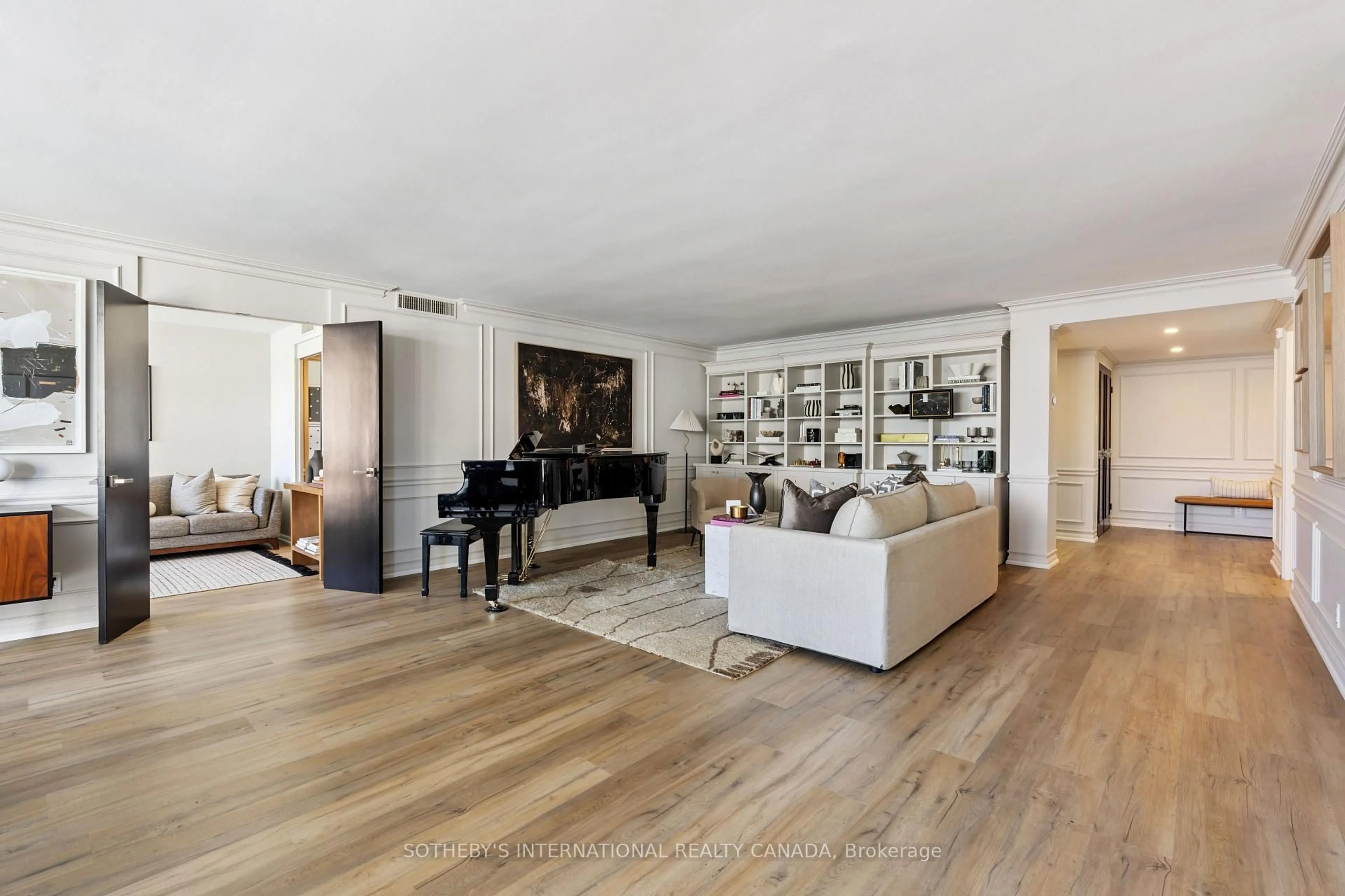 Living room with furniture, wood/laminate floor for 1166 Bay St #1205, Toronto Ontario M5S 2X8