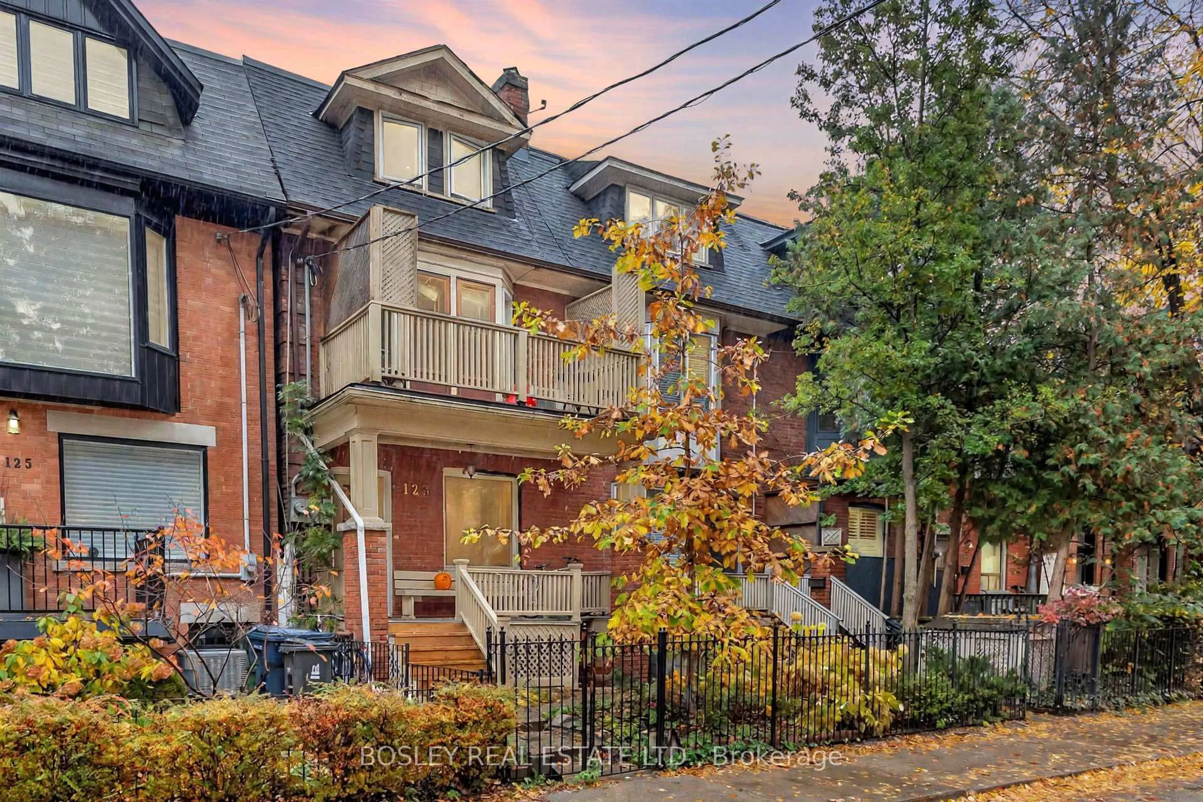 Home with brick exterior material, street for 123 Seaton St, Toronto Ontario M5A 2T2
