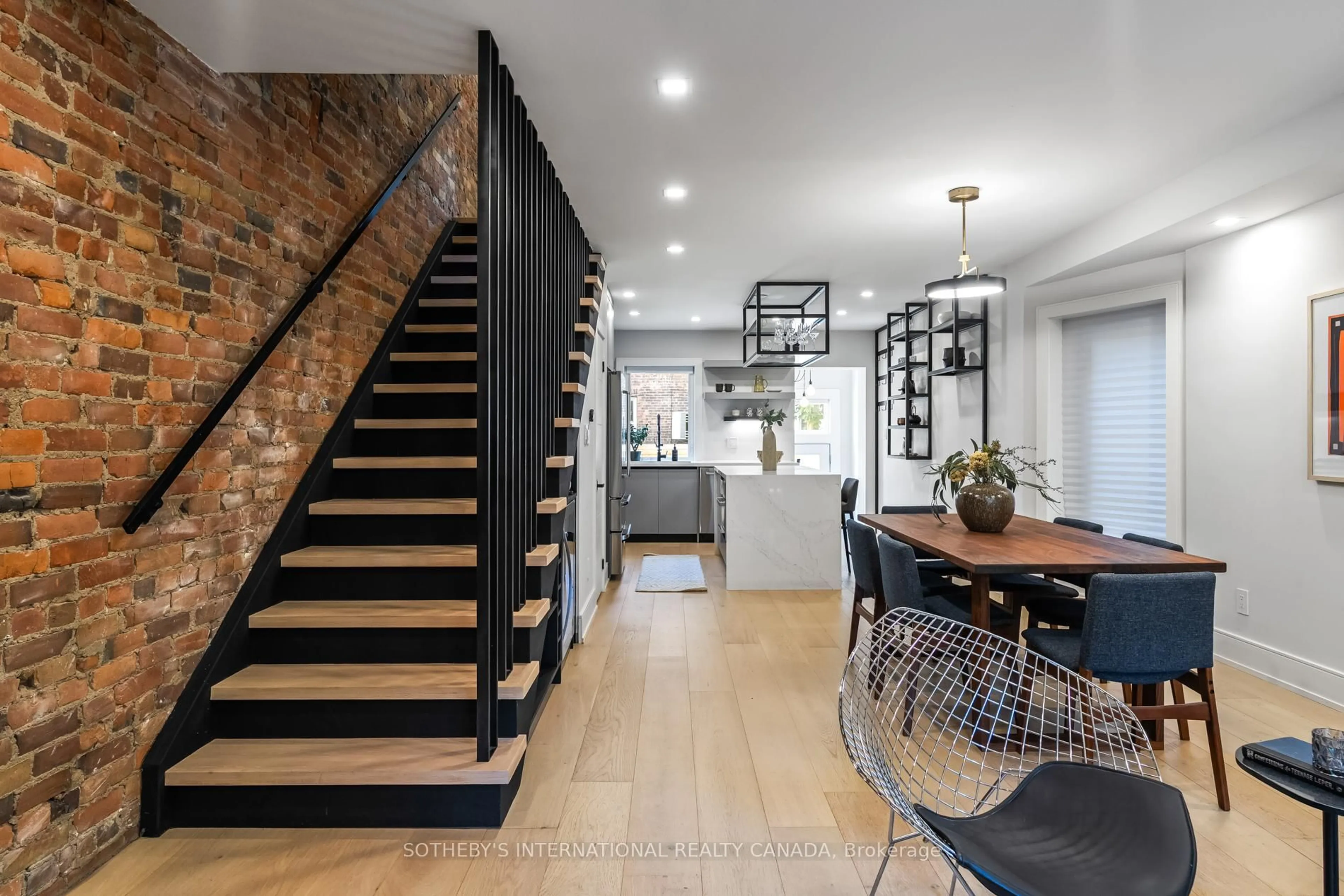 Unknown for 7 Beatrice St, Toronto Ontario M6J 2T2