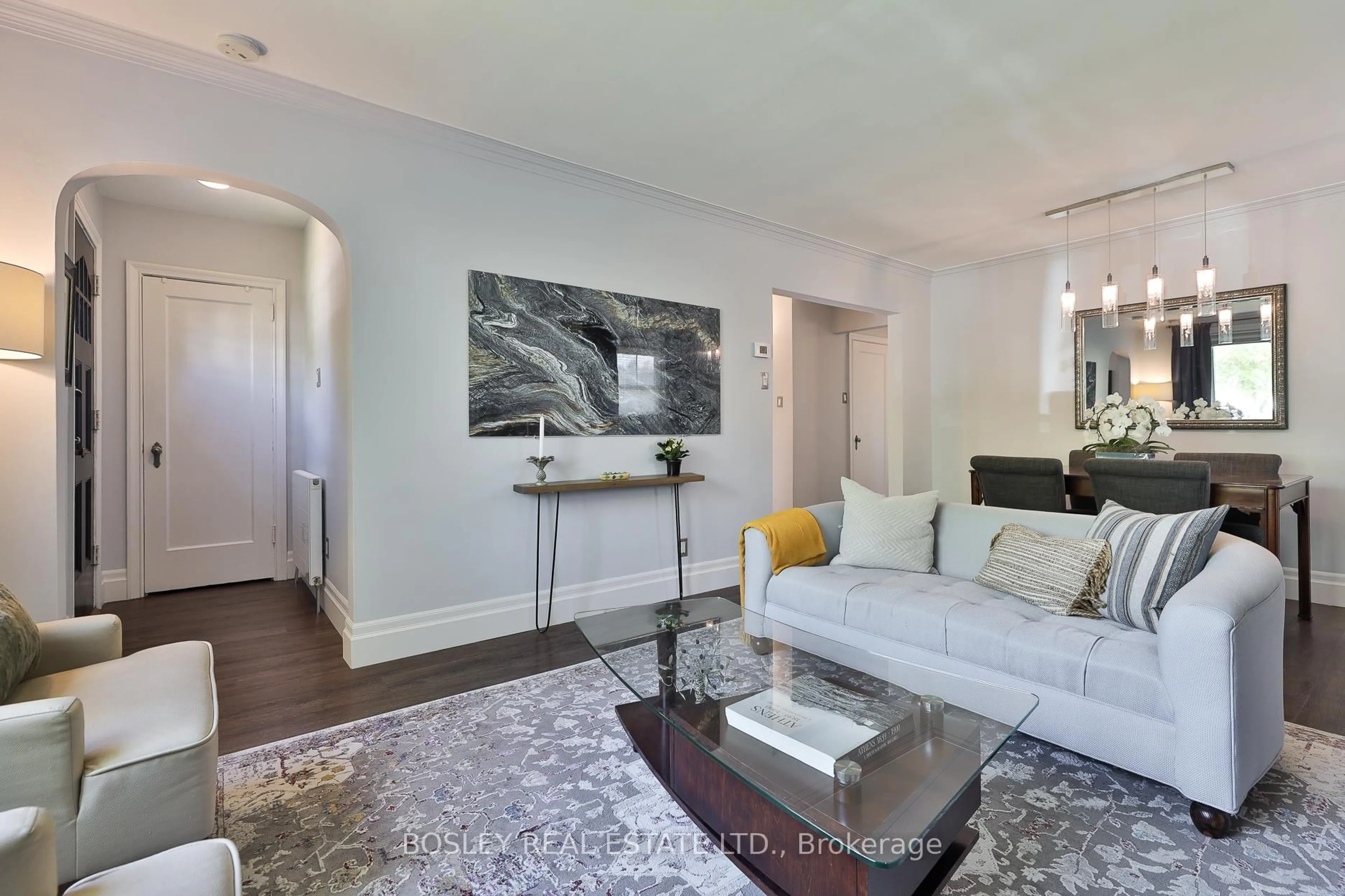 Living room with furniture, unknown for 583 Broadway Ave, Toronto Ontario M4G 2S4