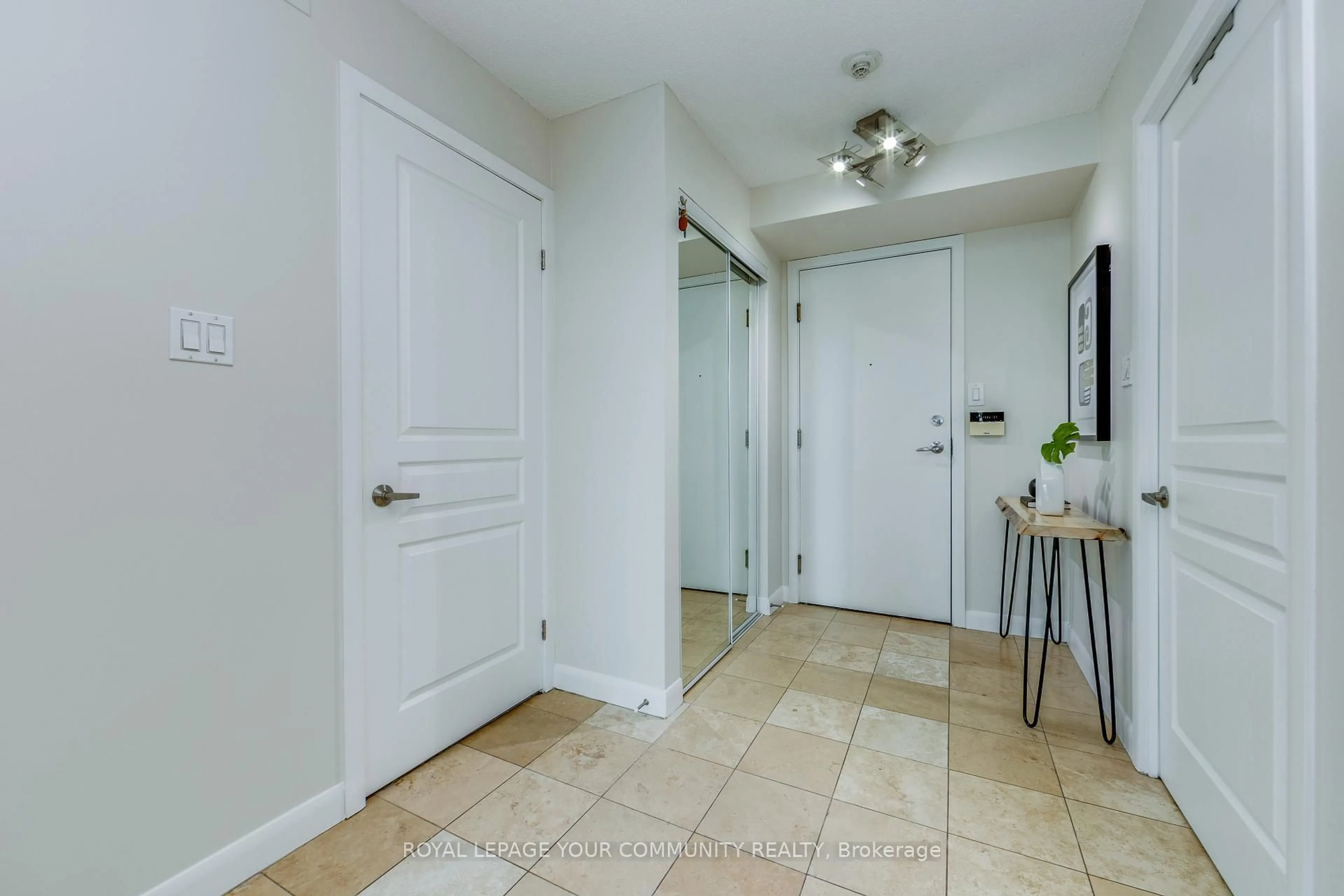 Indoor entryway for 313 Richmond St #1161, Toronto Ontario M5A 4S7