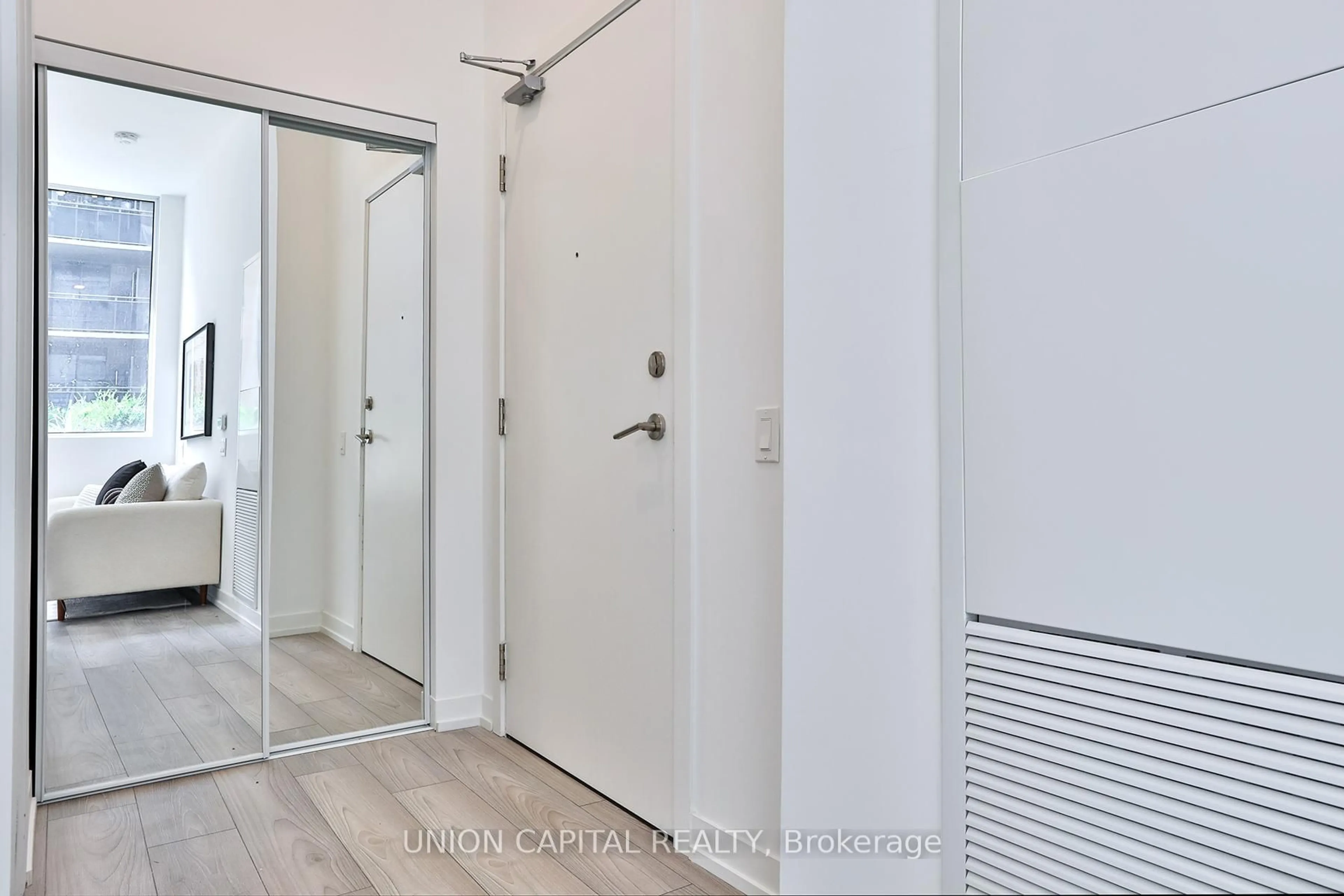 Indoor entryway for 82 DALHOUSIE St #501, Toronto Ontario M5B 0C5