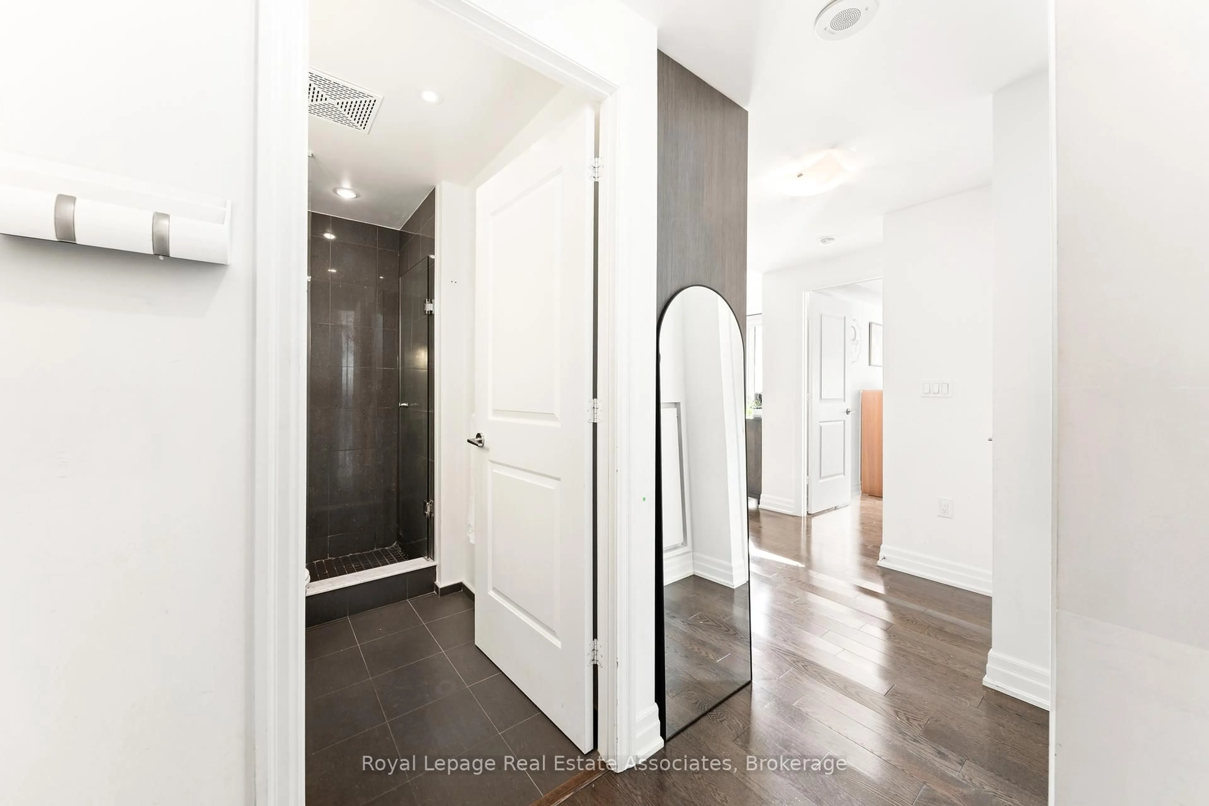 Indoor entryway for 8 The Esplanade #507, Toronto Ontario M5E 0A6