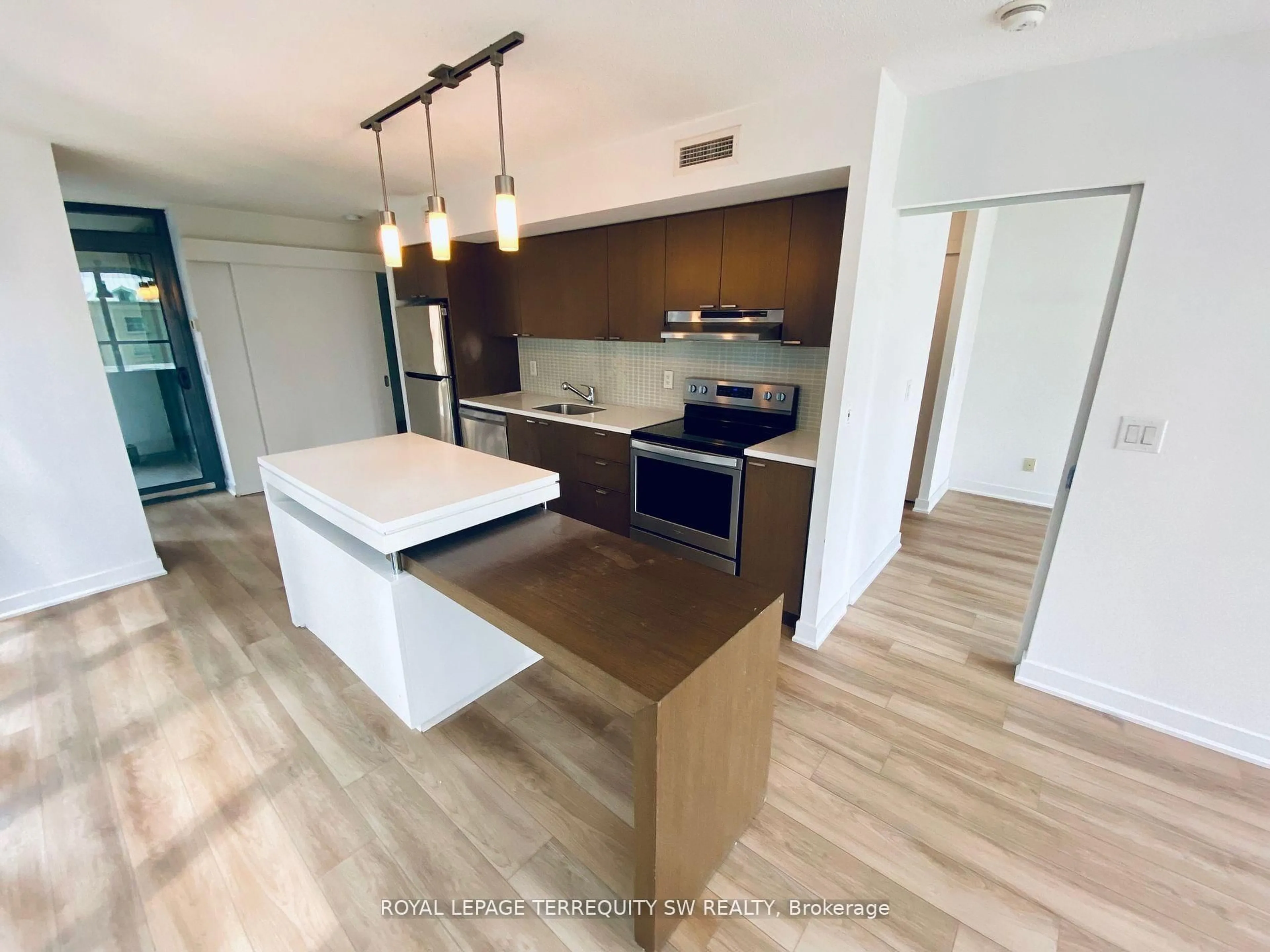Open concept kitchen, wood/laminate floor for 110 Charles St #707, Toronto Ontario M4Y 2W7