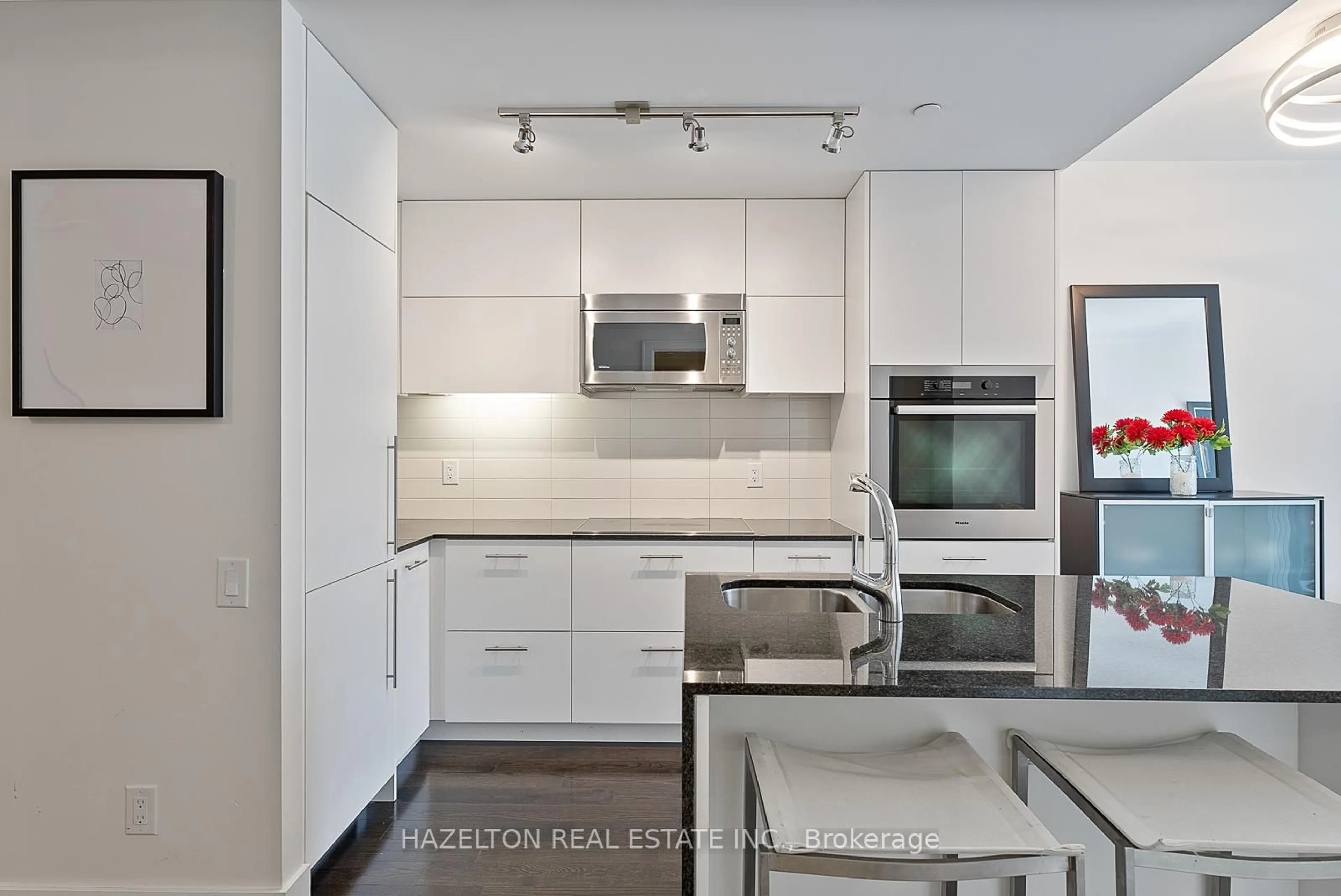 Unknown for 170 Avenue Rd #211, Toronto Ontario M5R 0A4