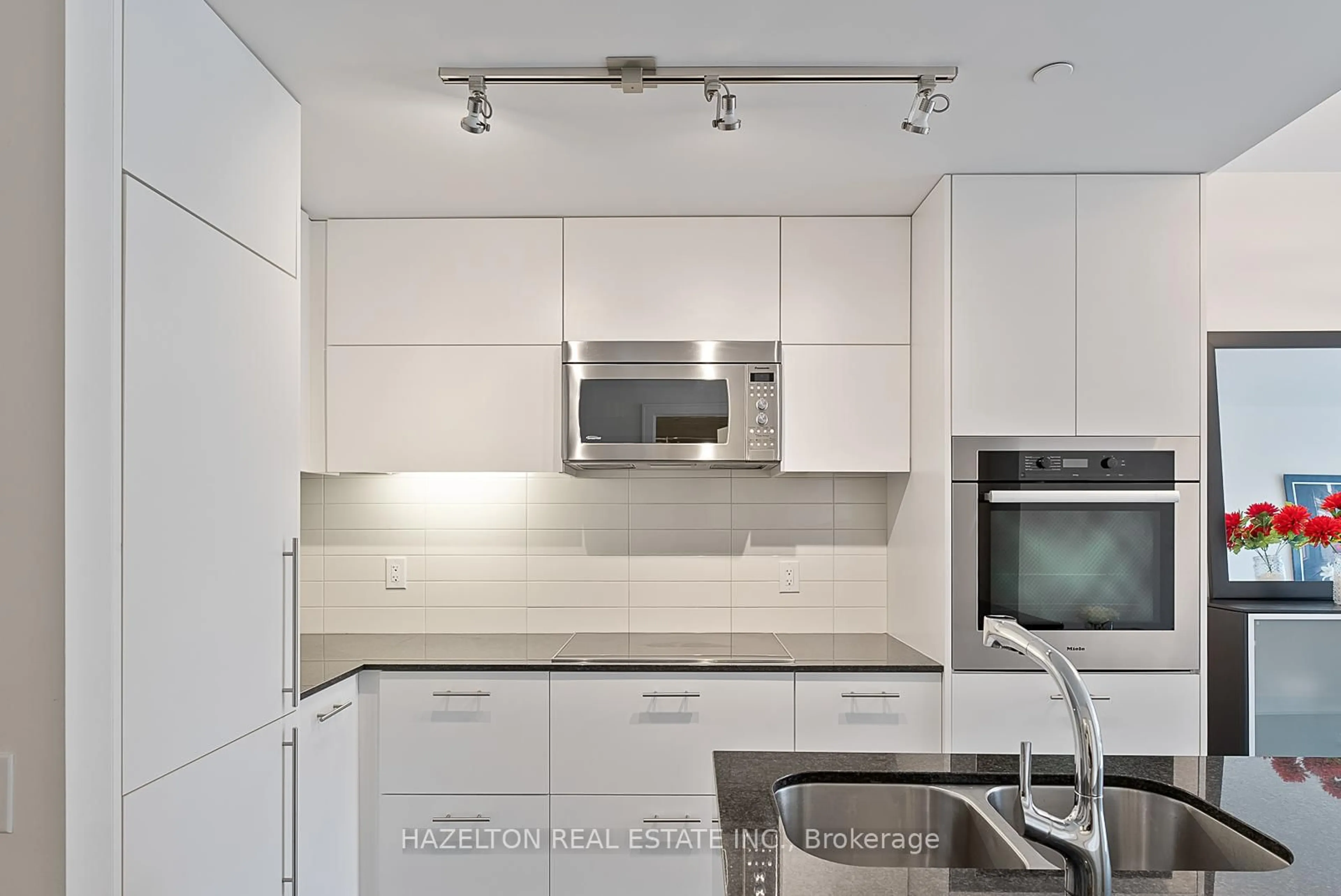 Standard kitchen, unknown for 170 Avenue Rd #211, Toronto Ontario M5R 0A4