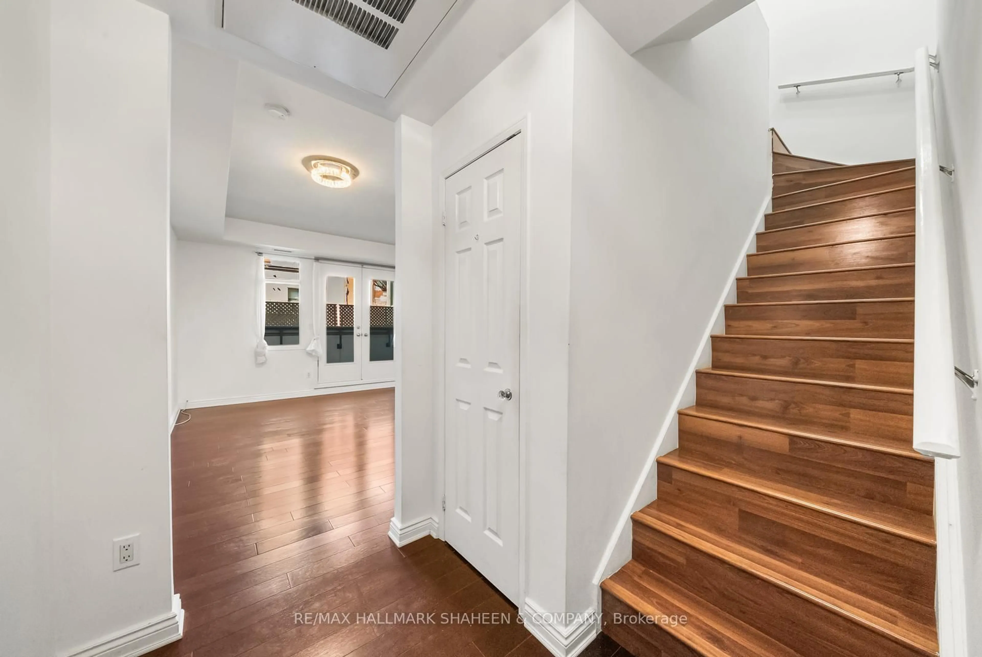 Indoor entryway for 500 Richmond St #331, Toronto Ontario M5V 3N4