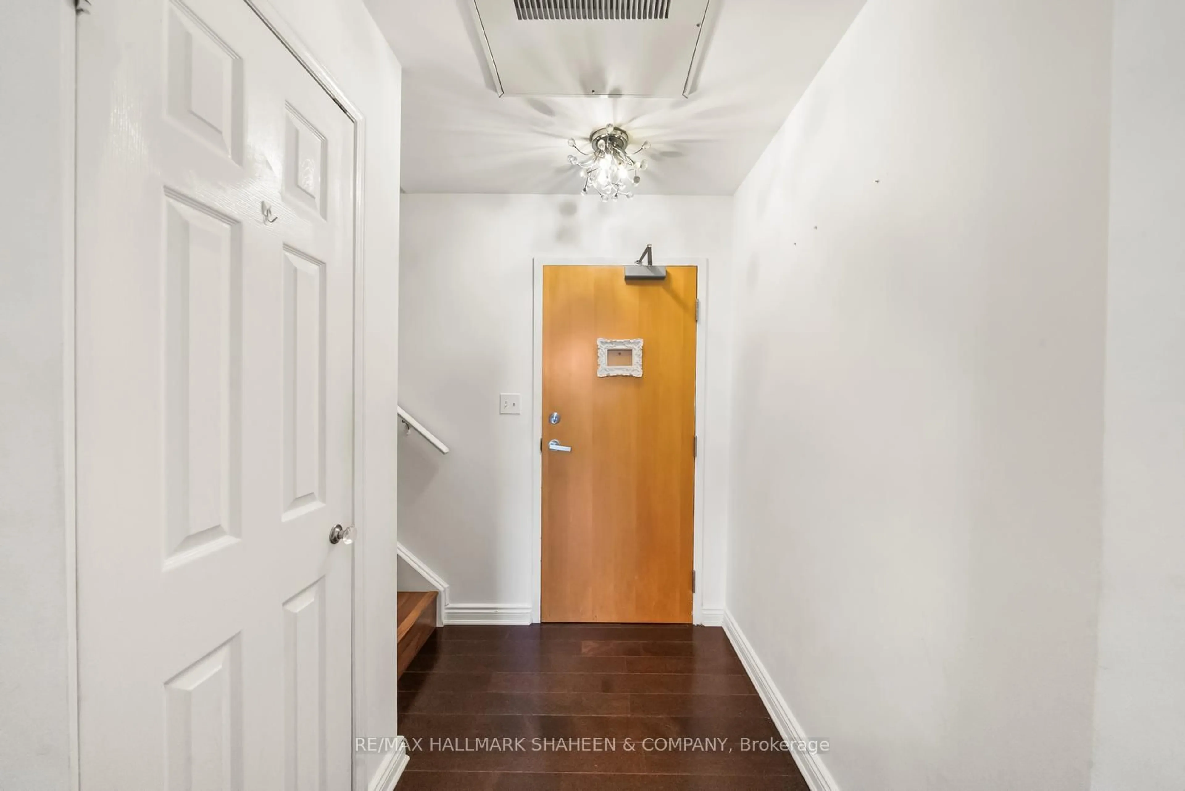 Indoor entryway for 500 Richmond St #331, Toronto Ontario M5V 3N4