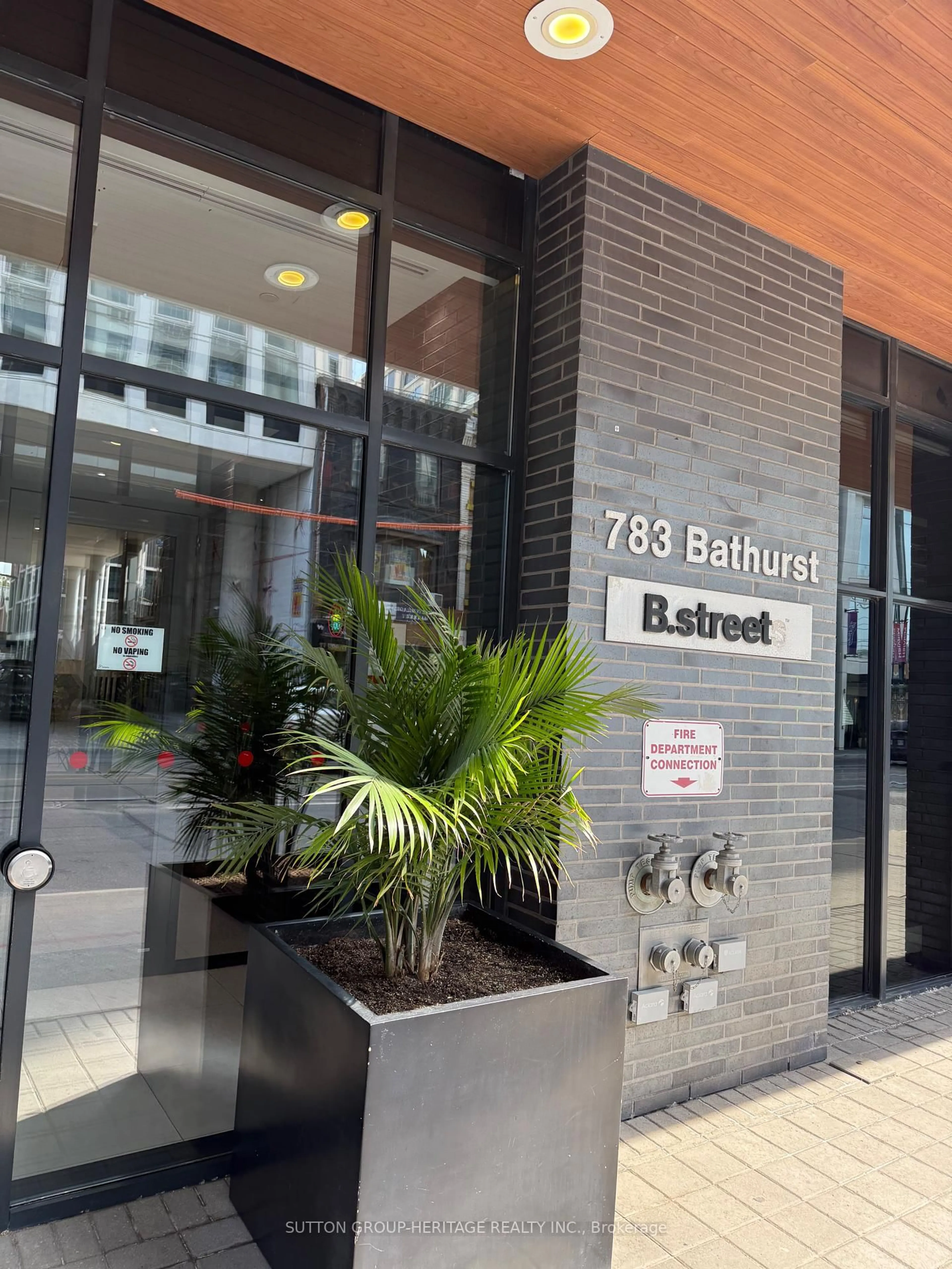 Indoor foyer for 783 Bathurst St #814, Toronto Ontario M5A 0A8