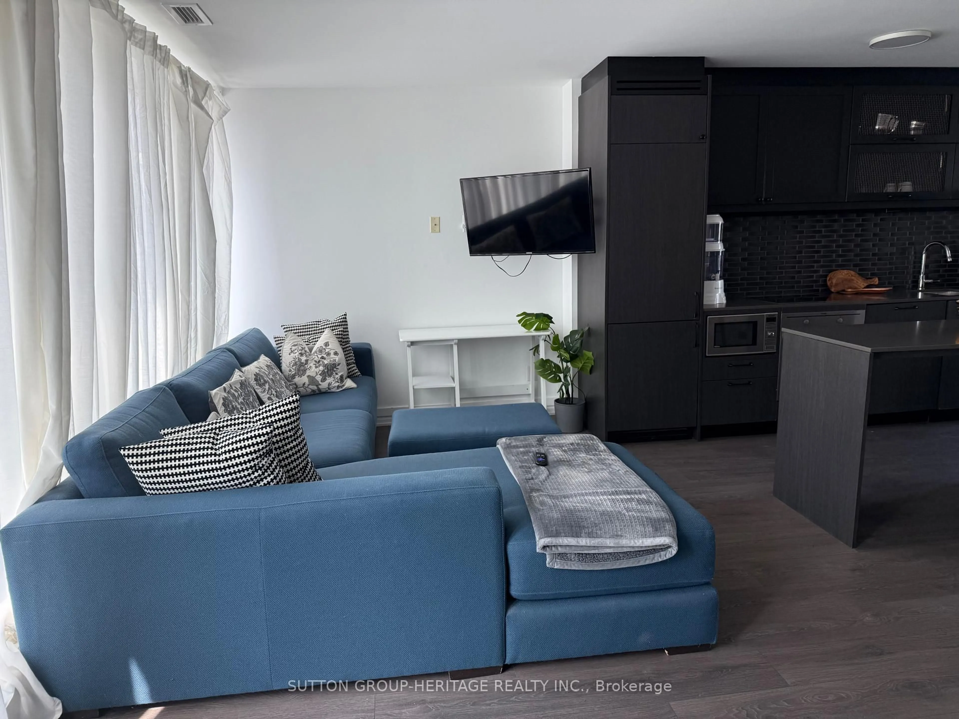 Living room with furniture, unknown for 783 Bathurst St #814, Toronto Ontario M5A 0A8