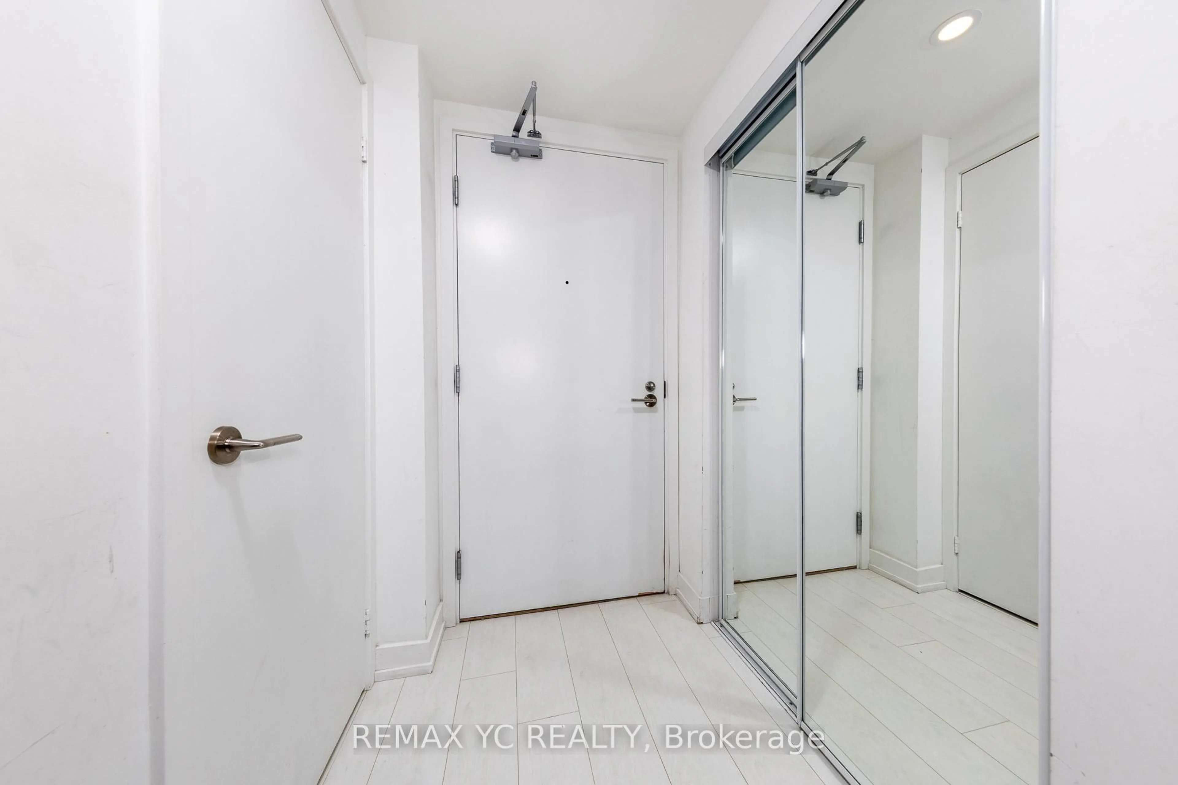 Indoor entryway for 19 Western Battery Rd #2202, Toronto Ontario M6K 3S4