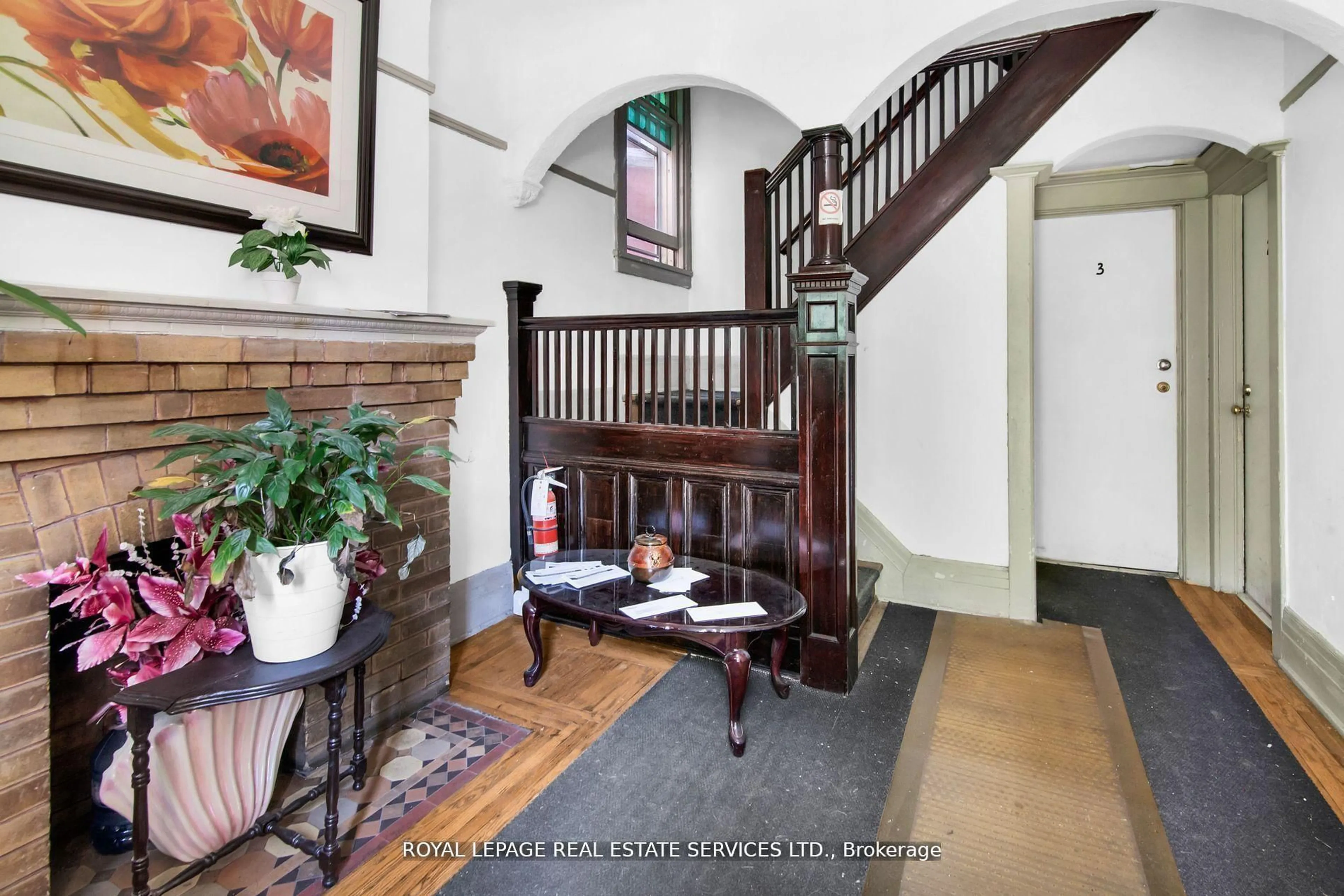 Indoor foyer for 577 Huron St, Toronto Ontario M5R 2R6