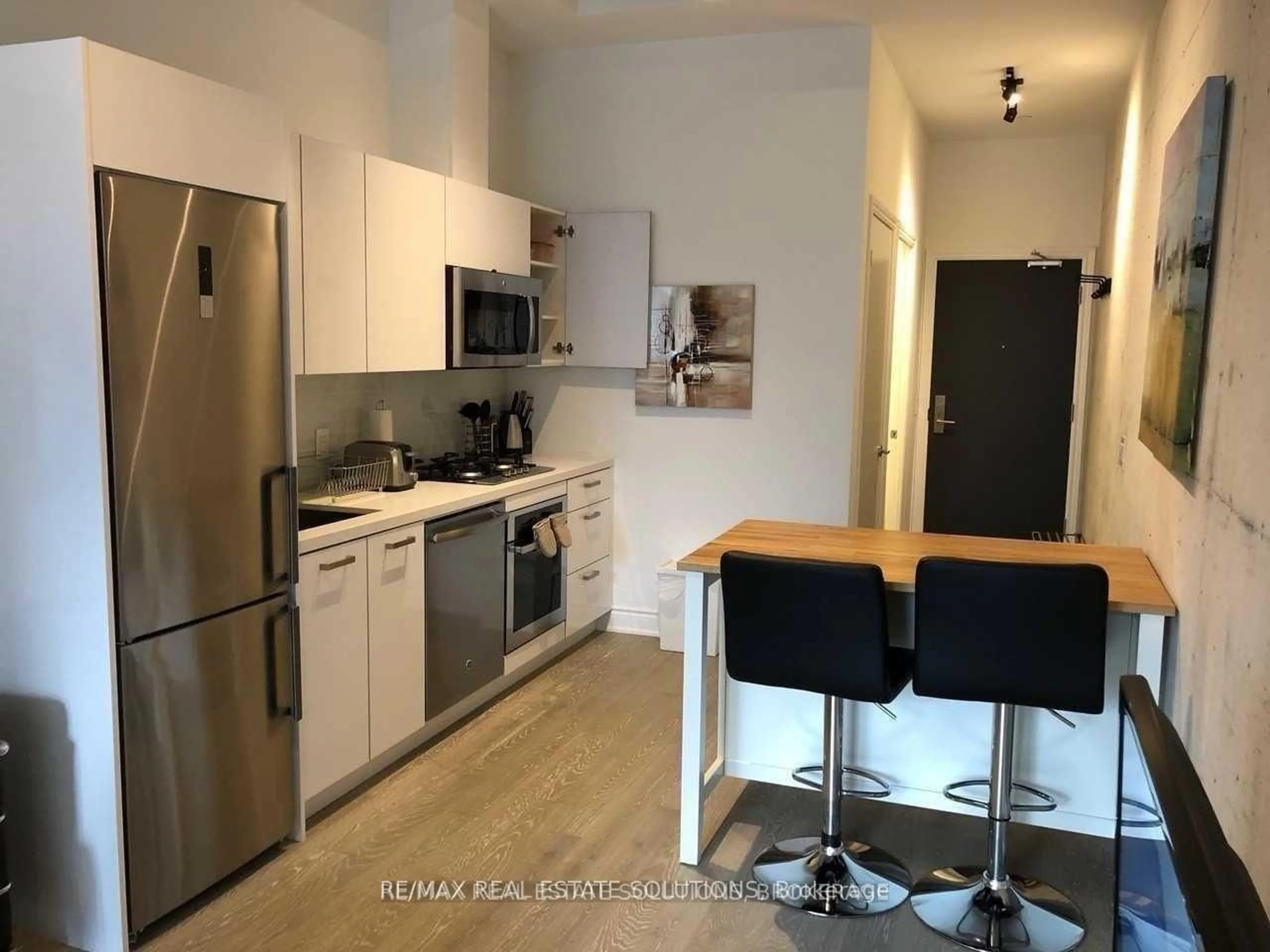 Standard kitchen, unknown for 608 Richmond St #210, Toronto Ontario M5V 0N9