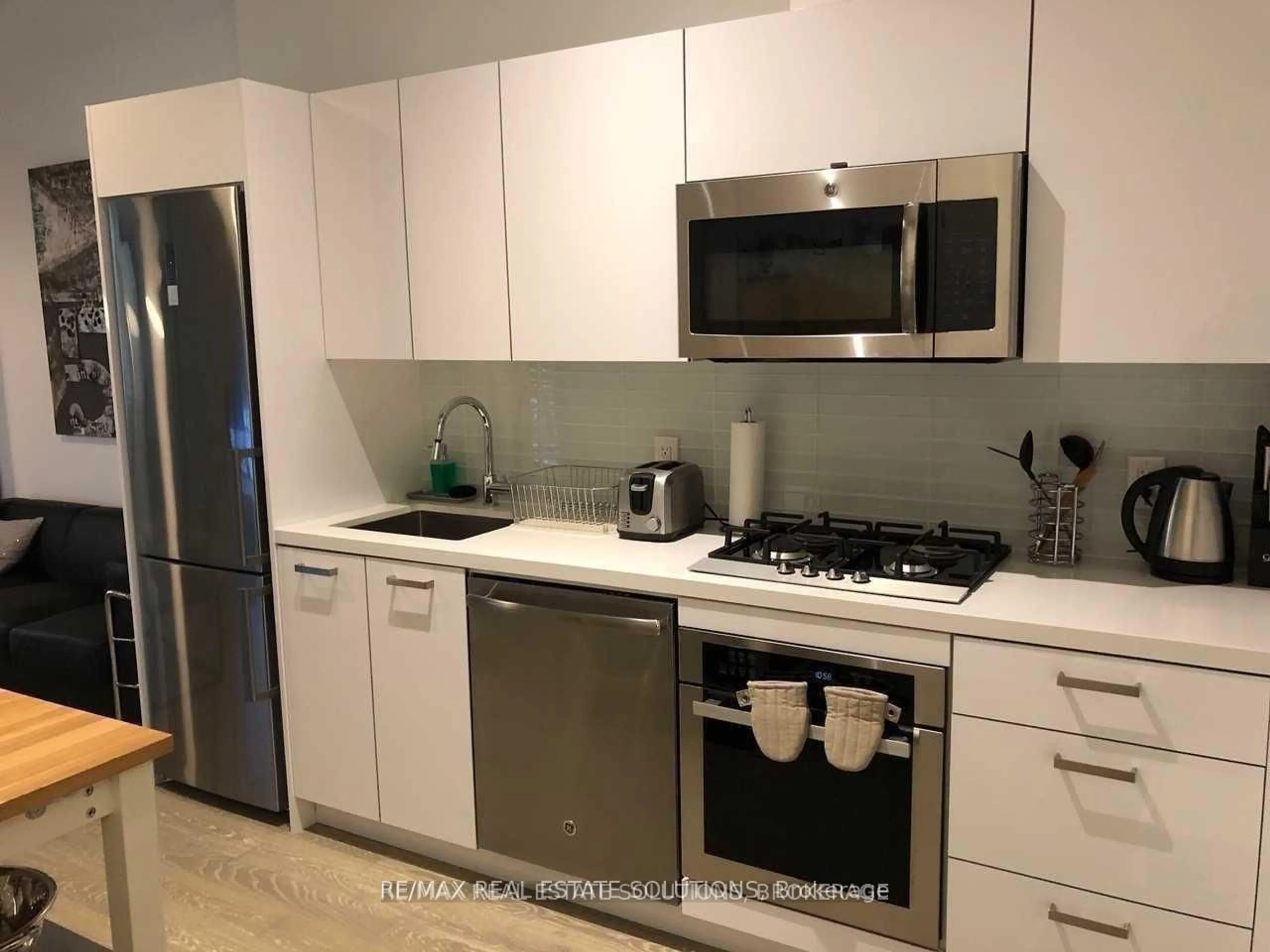 Standard kitchen, unknown for 608 Richmond St #210, Toronto Ontario M5V 0N9
