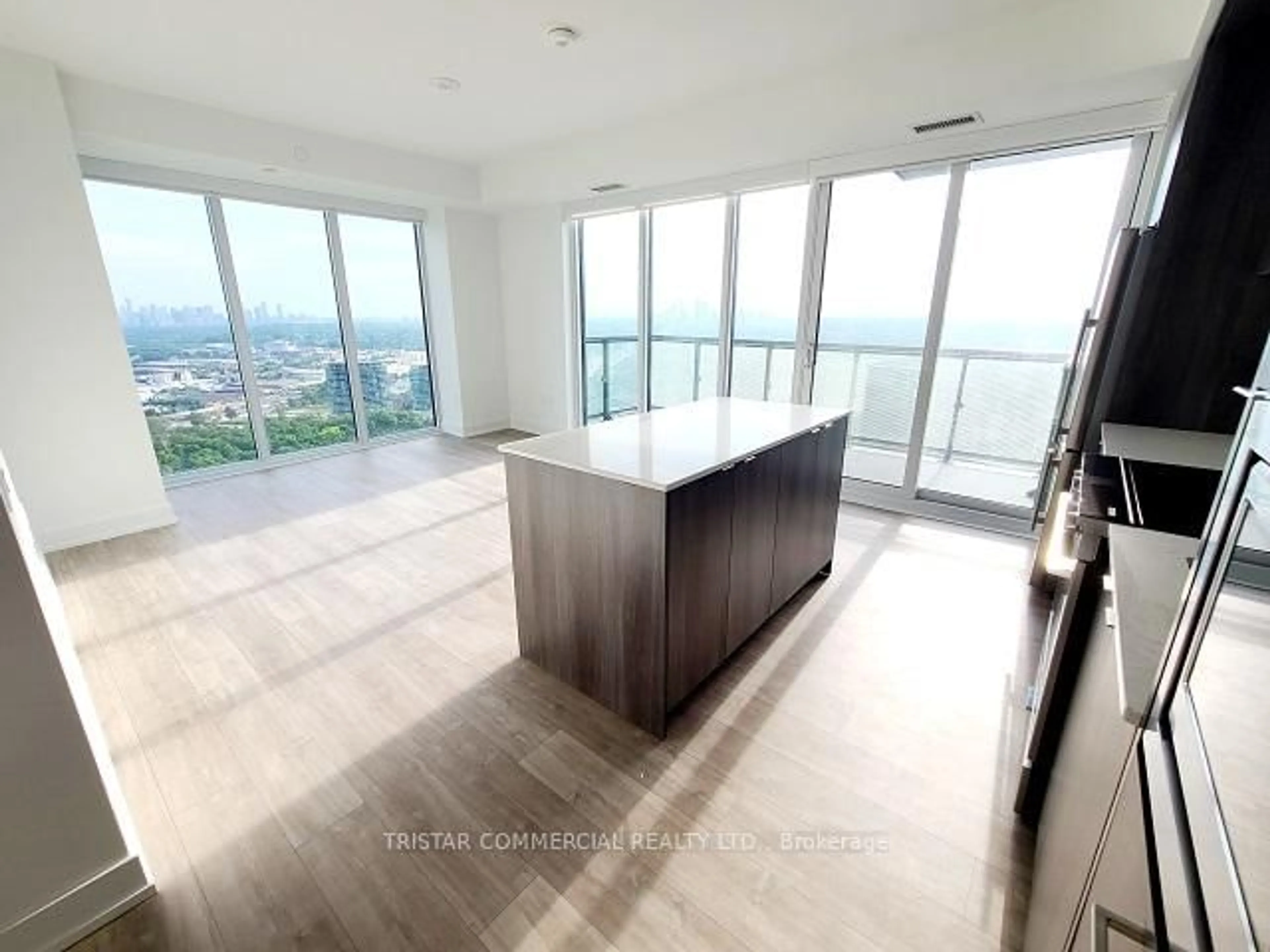 Open concept kitchen, unknown for 30 Inn on the Park Dr #3910, Toronto Ontario M3C 0P7