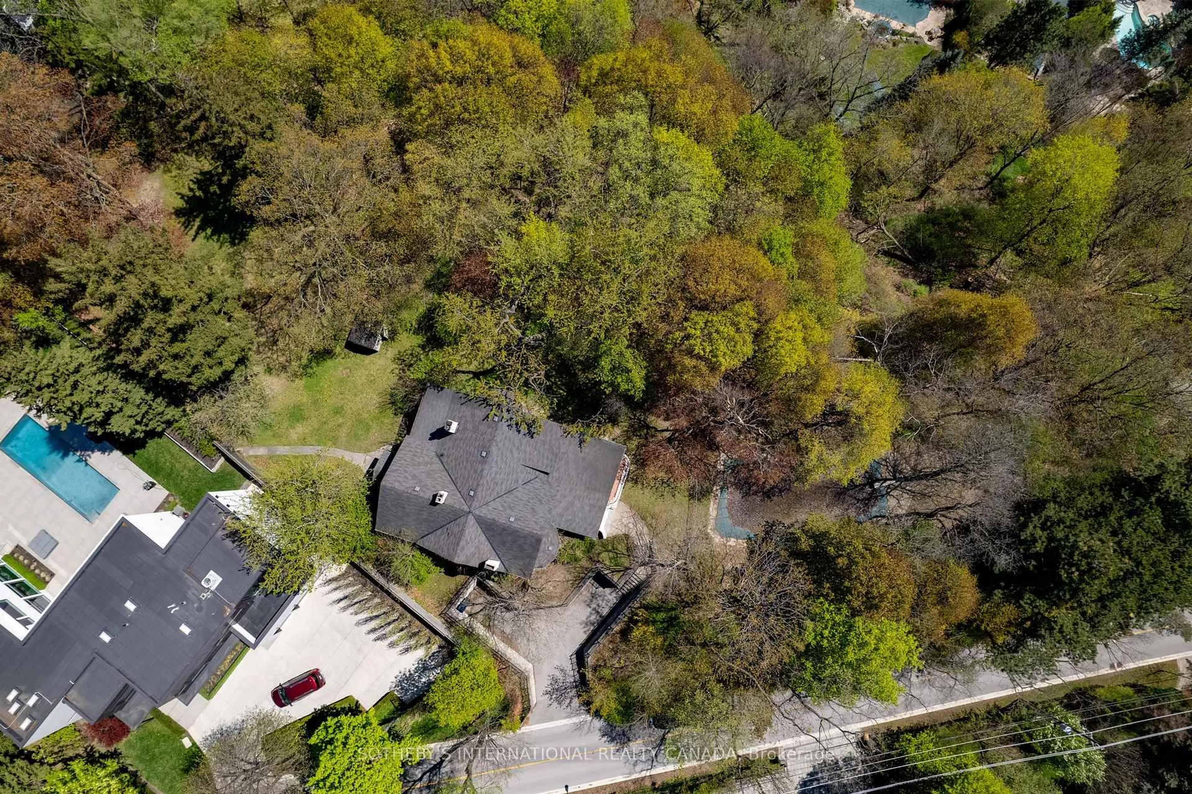 A pic from outside/outdoor area/front of a property/back of a property/a pic from drone, street for 27 Old Yonge St, Toronto Ontario M2P 1P6