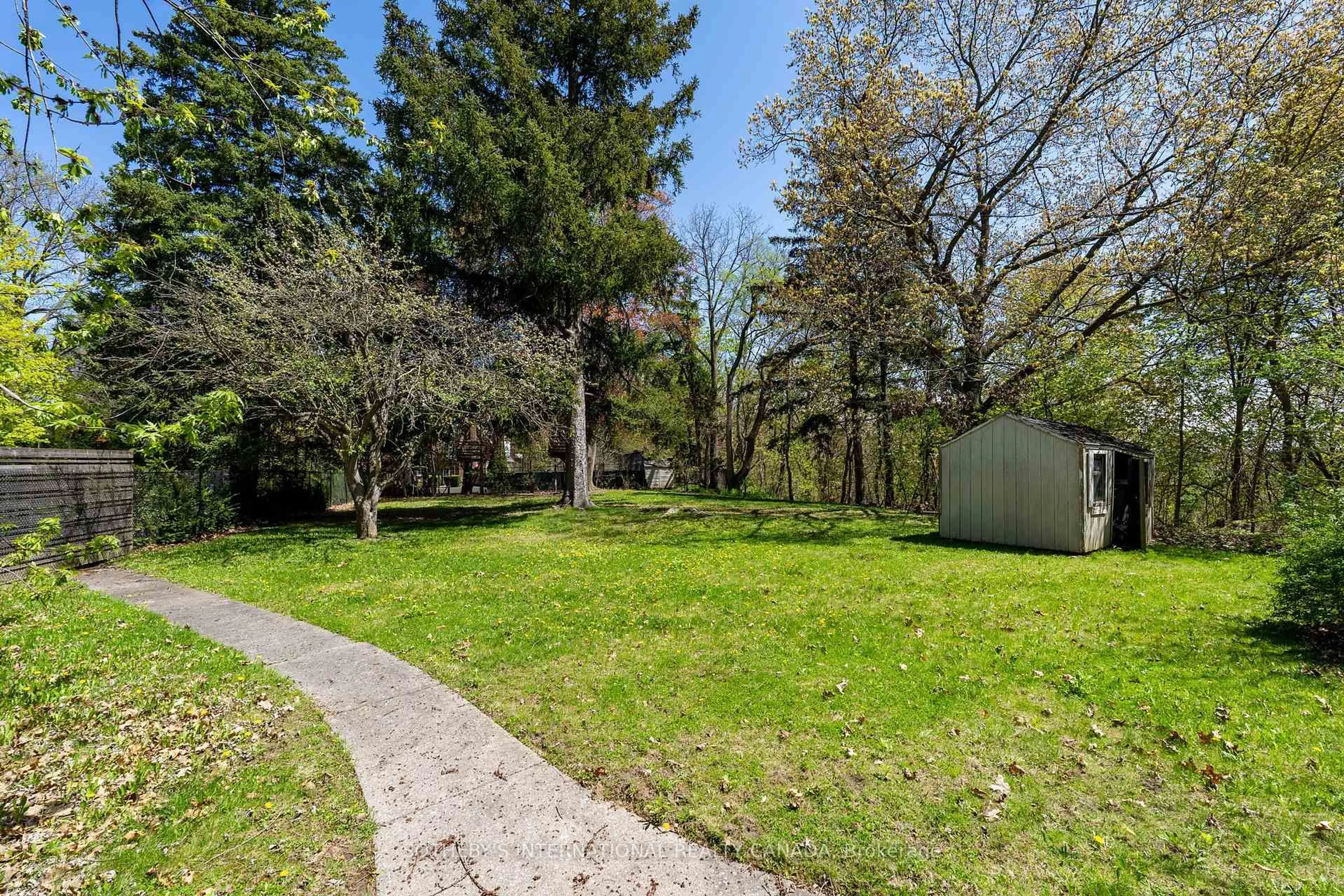 Patio, forest/trees view for 27 Old Yonge St, Toronto Ontario M2P 1P6