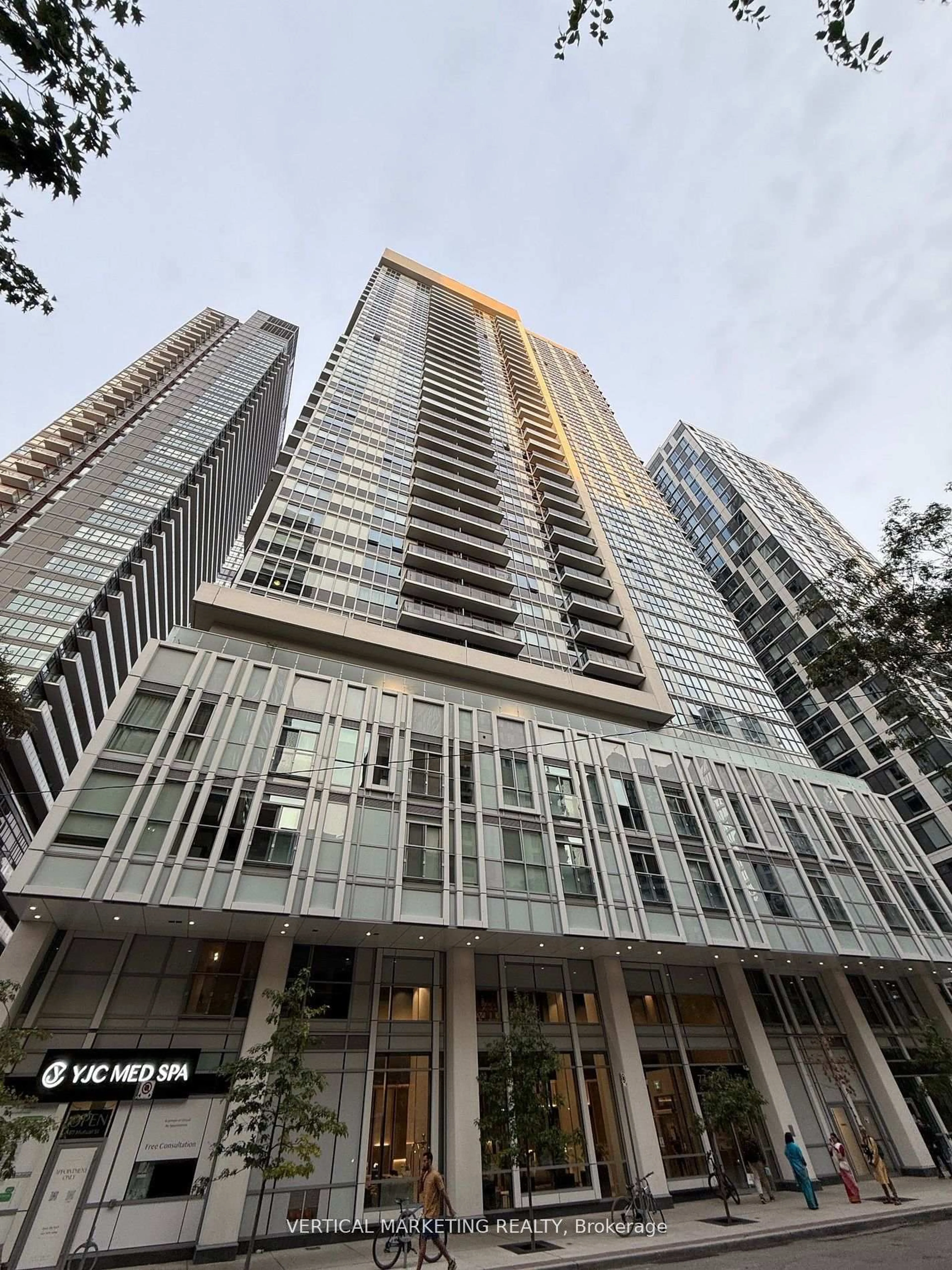 Indoor foyer for 77 Mutual St #2404, Toronto Ontario M5B 2A9