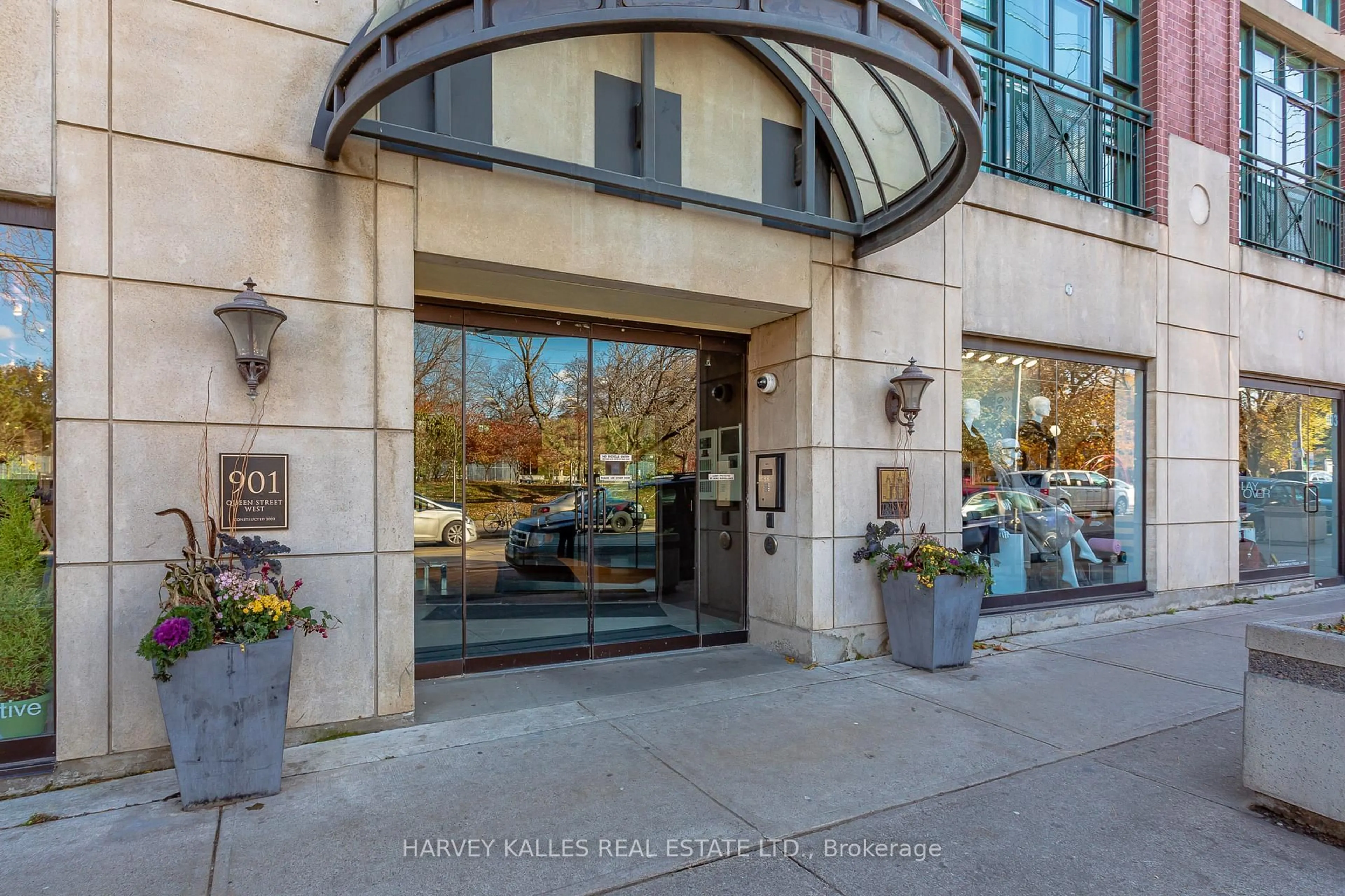 Indoor foyer for 901 Queen St #105, Toronto Ontario M6J 3X4