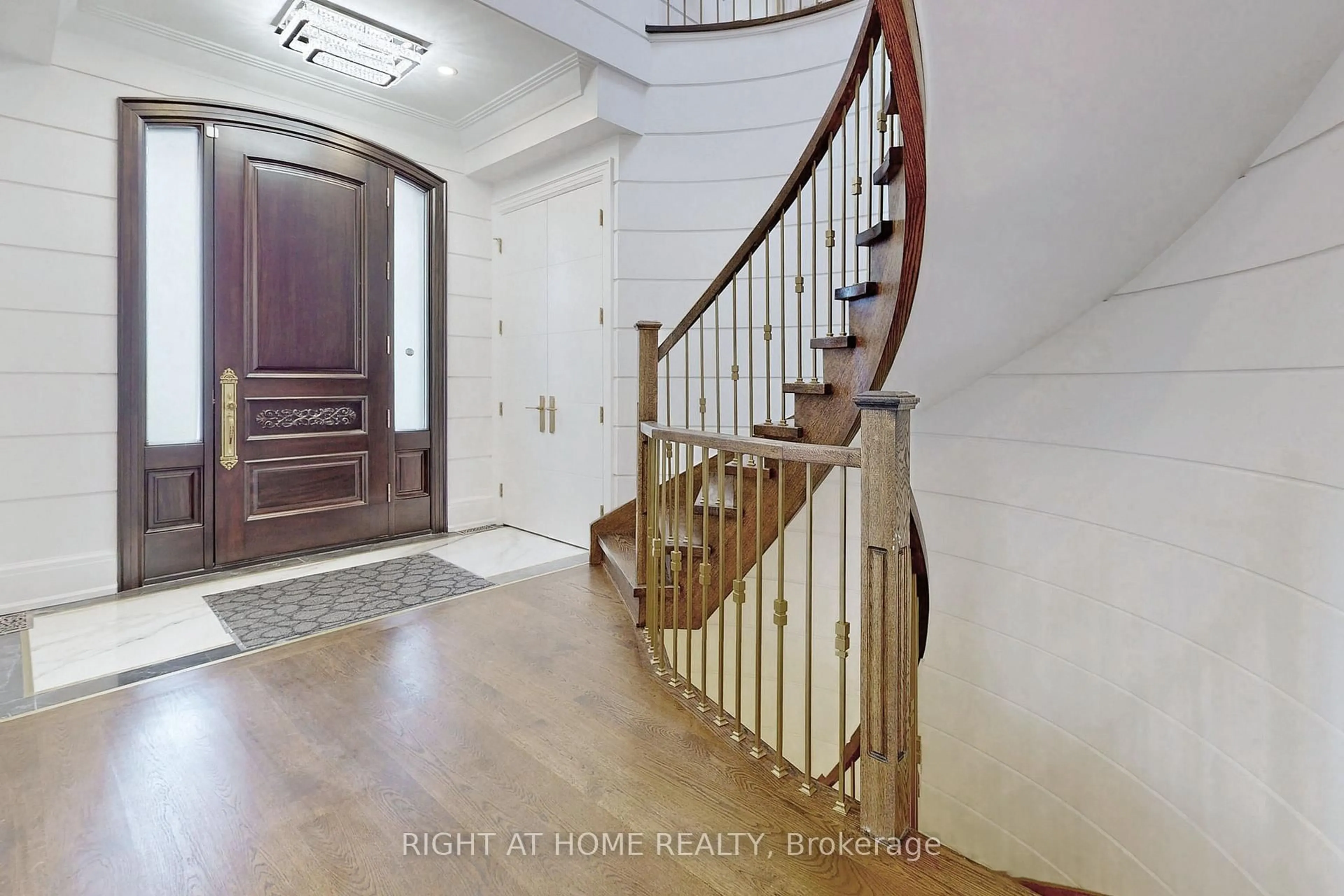 Indoor entryway for 10 Jocelyn Cres, Toronto Ontario M3B 1A2