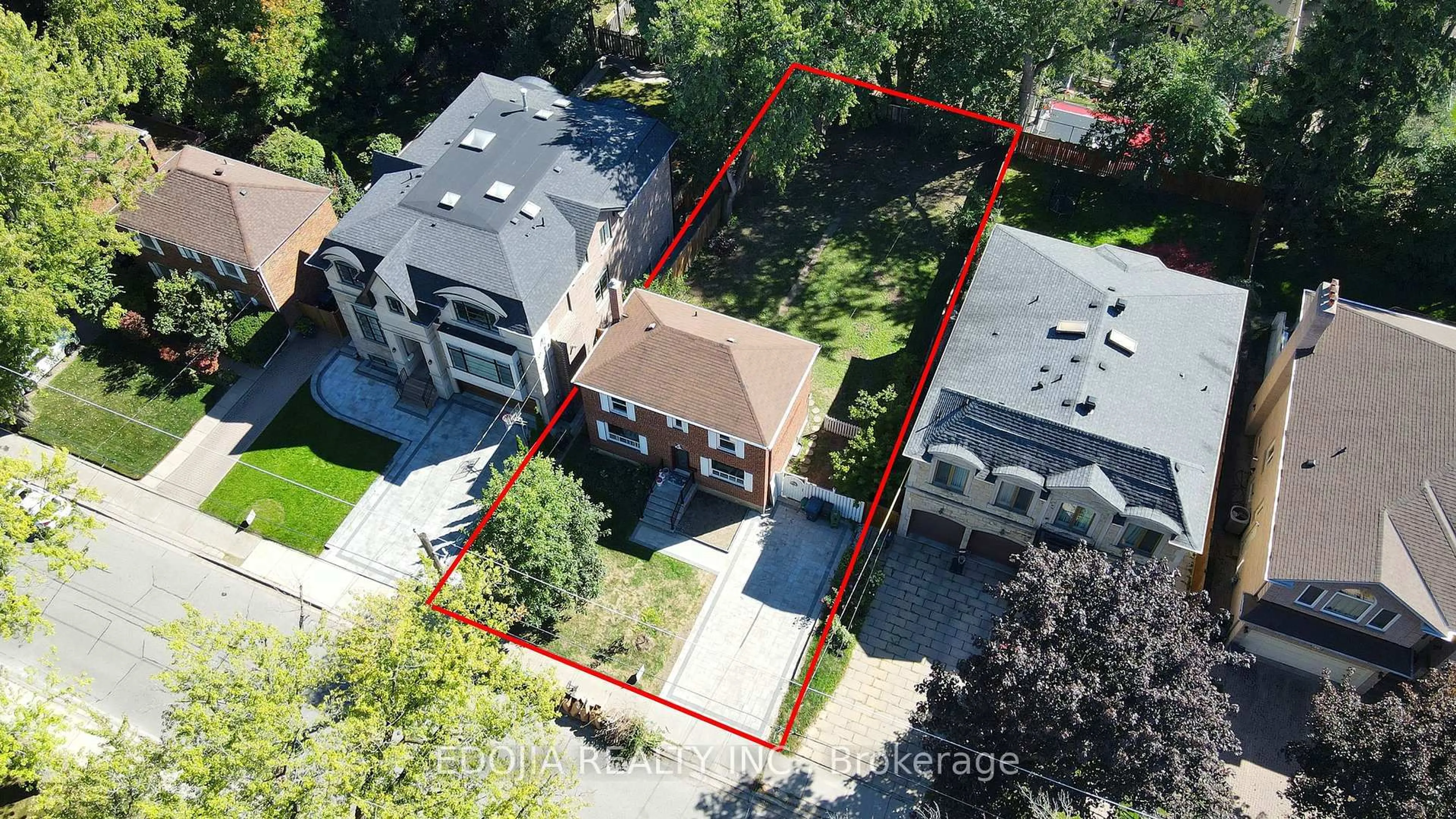 A pic from outside/outdoor area/front of a property/back of a property/a pic from drone, street for 229 Empress Ave, Toronto Ontario M2N 3V1